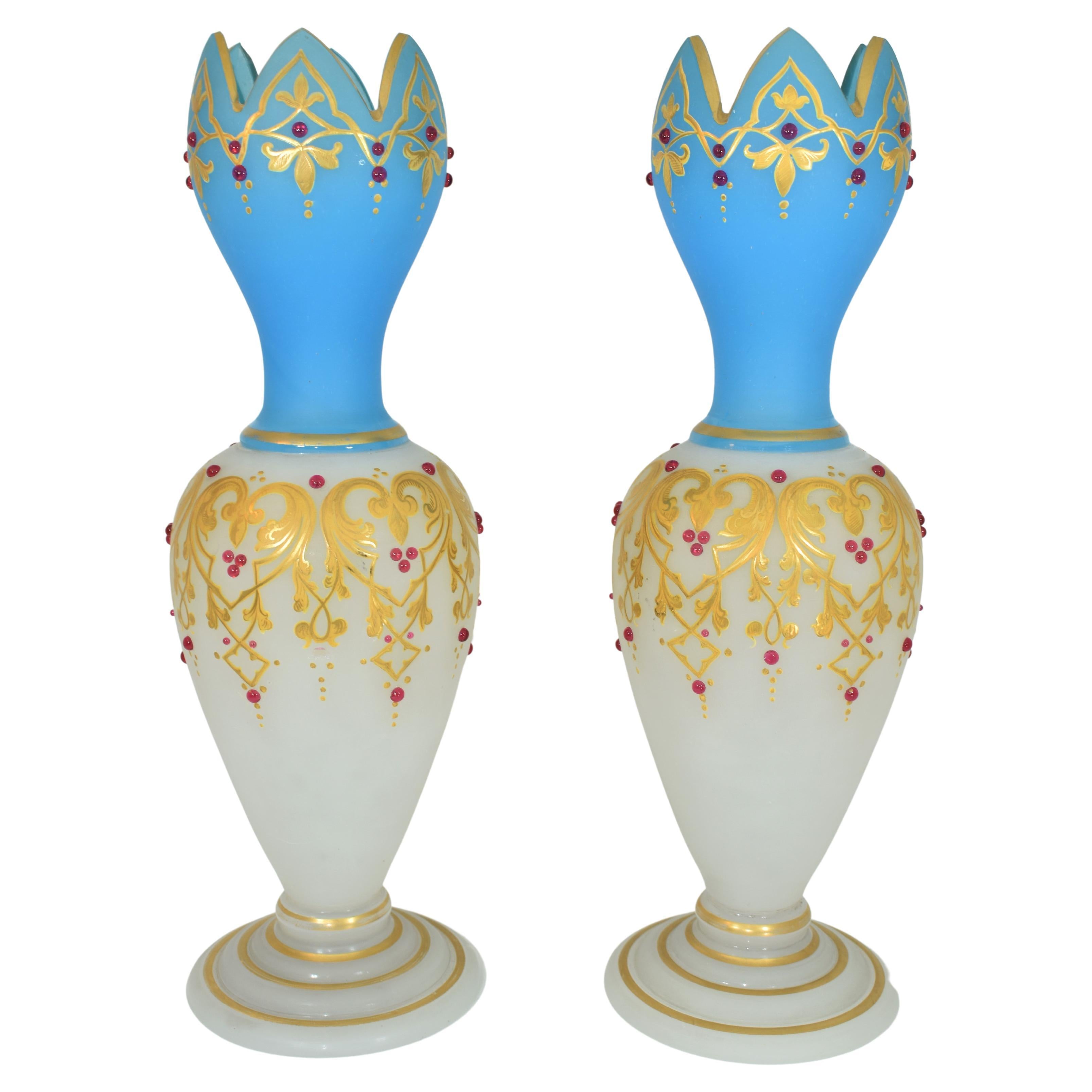 Français Paire de vases anciens en verre opale et opaline du 19ème siècle en vente