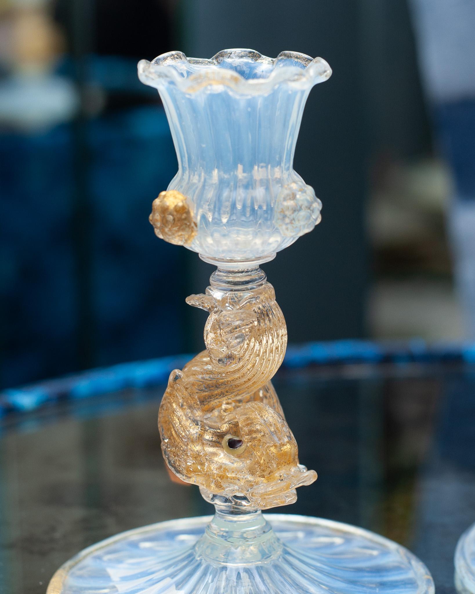 Antikes Paar venezianischer Kerzenständer aus opalisierendem Glas mit Delphin-Motiv, antik (Italienisch) im Angebot