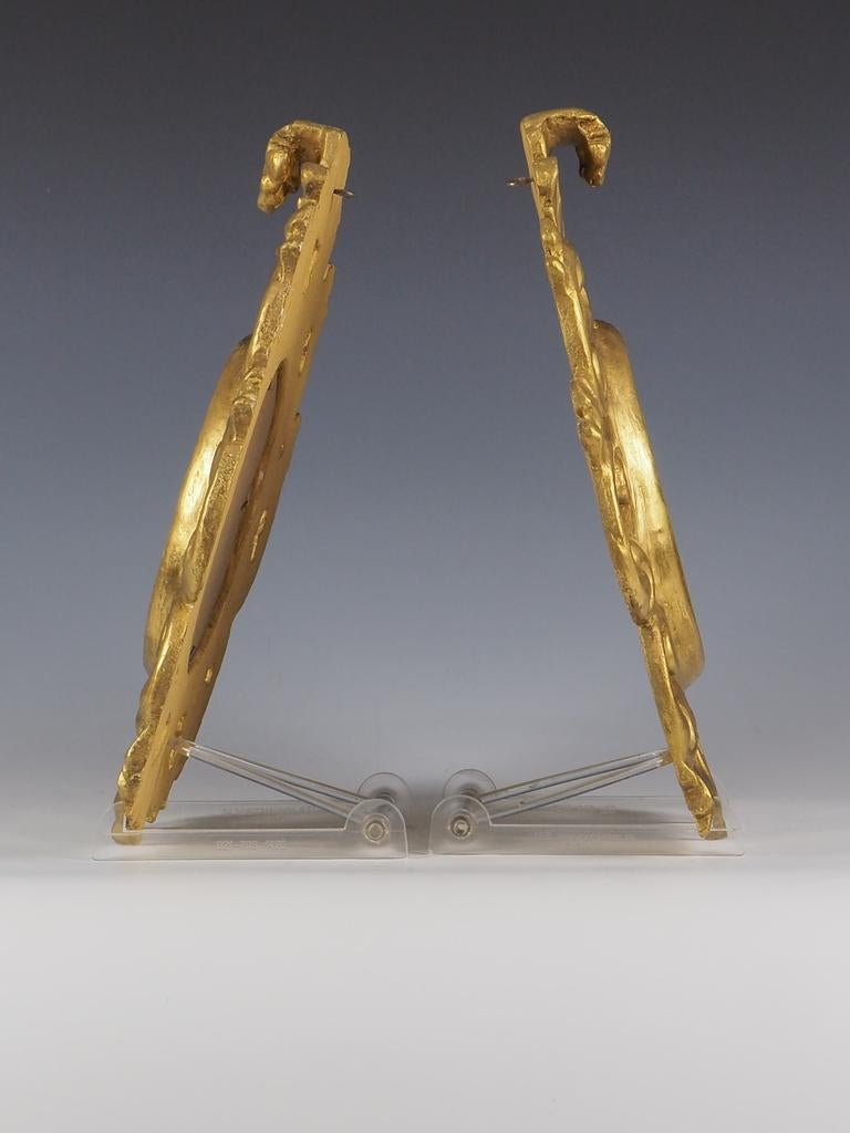Coppia di specchi da parete in legno dorato veneziano in vendita 4