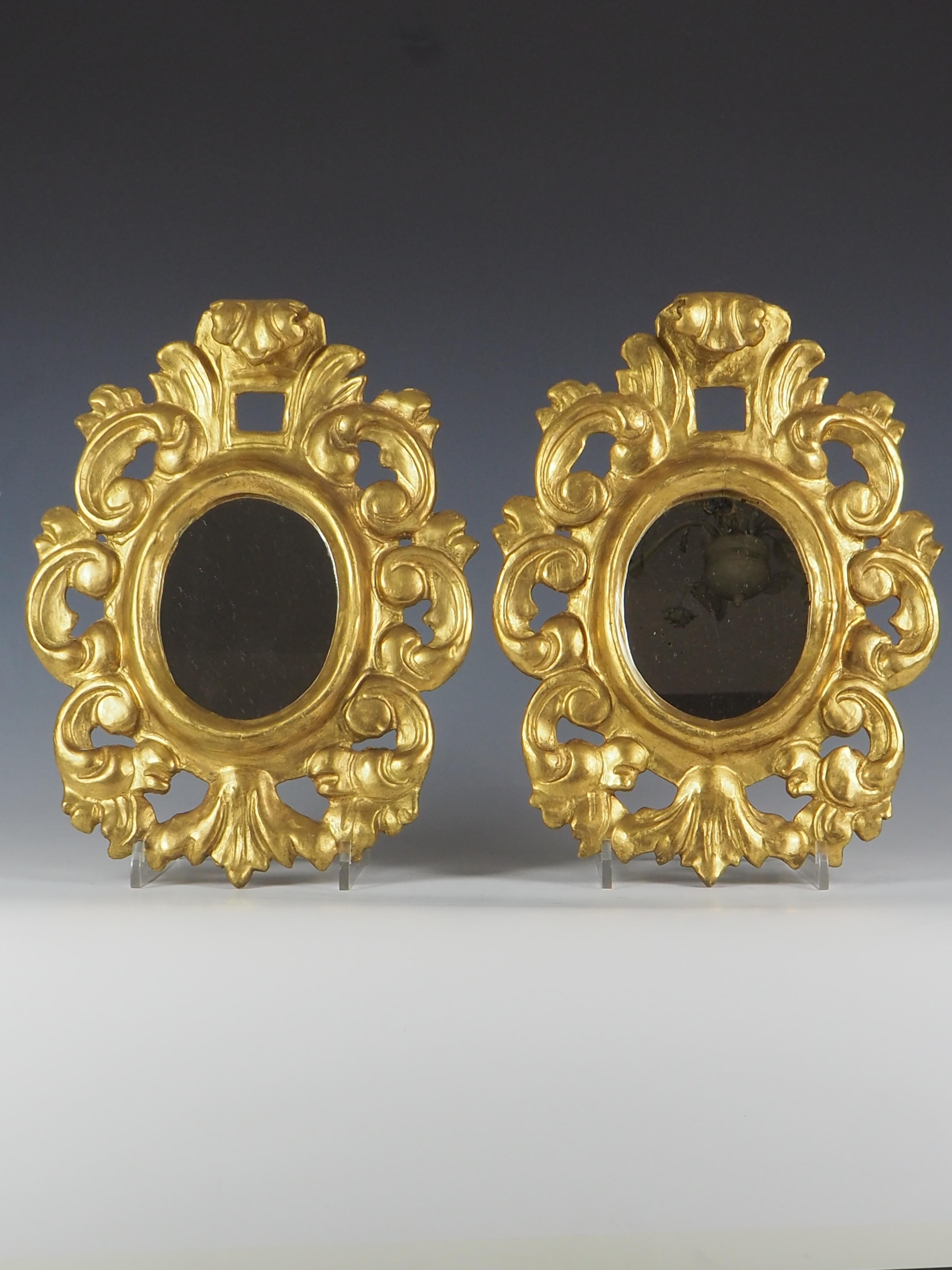 Eleva il tuo arredamento con questa splendida coppia di specchi da parete in legno dorato veneziano, un mix perfetto di eleganza e maestria.

Ogni specchio presenta una lavorazione artigianale meticolosa, con intagli intricati e dettagli ornamentali