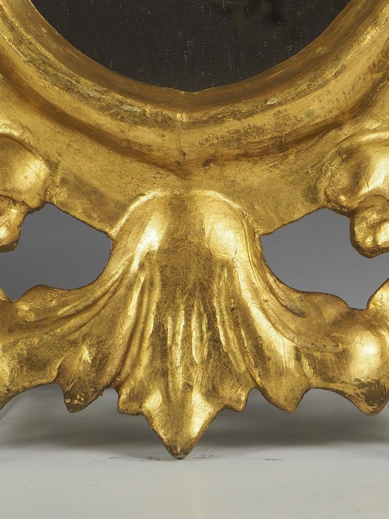 Legno dorato Coppia di specchi da parete in legno dorato veneziano in vendita