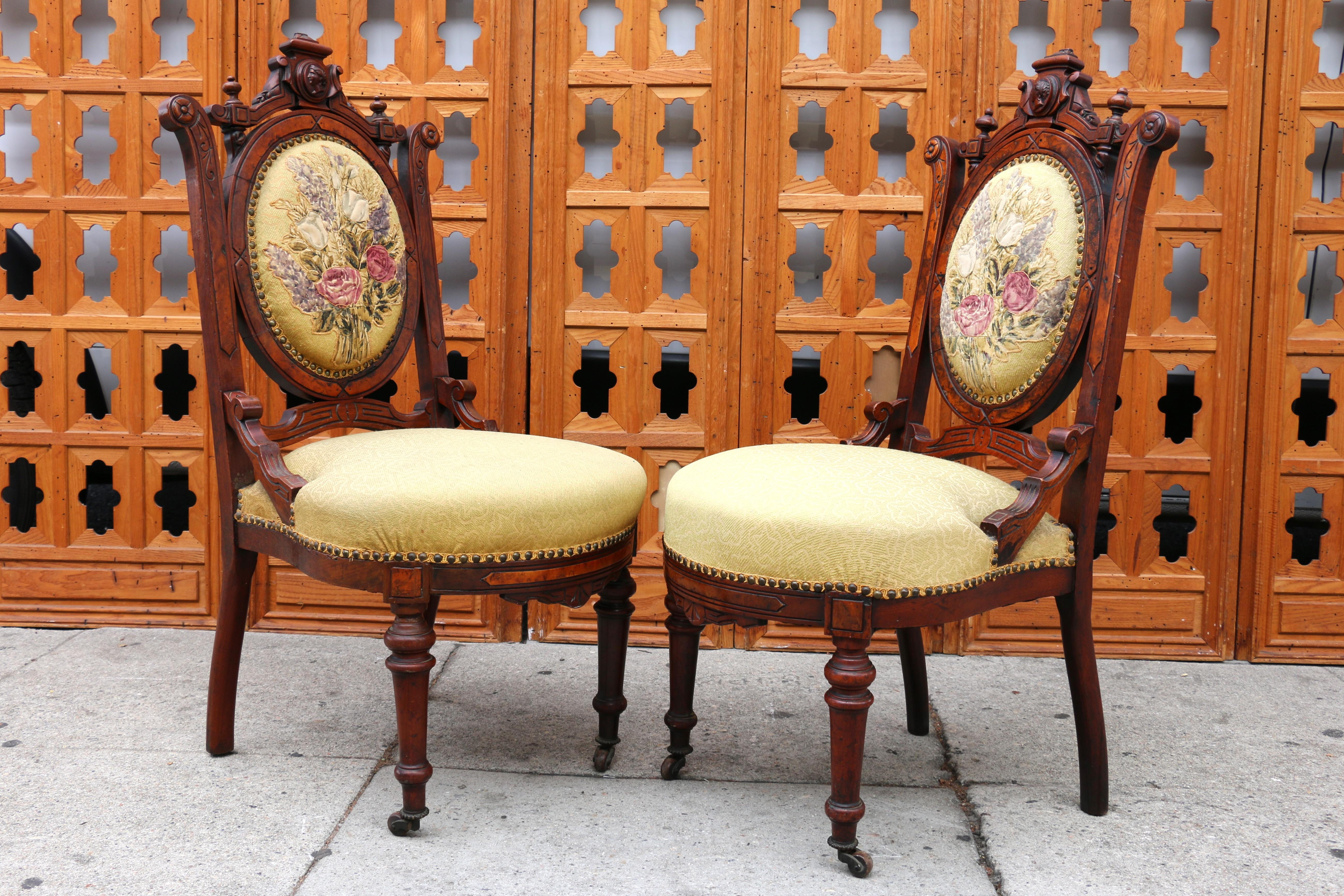 American Antique Pair of Victorian Finely Carved Mahogany Side Chairs For Sale