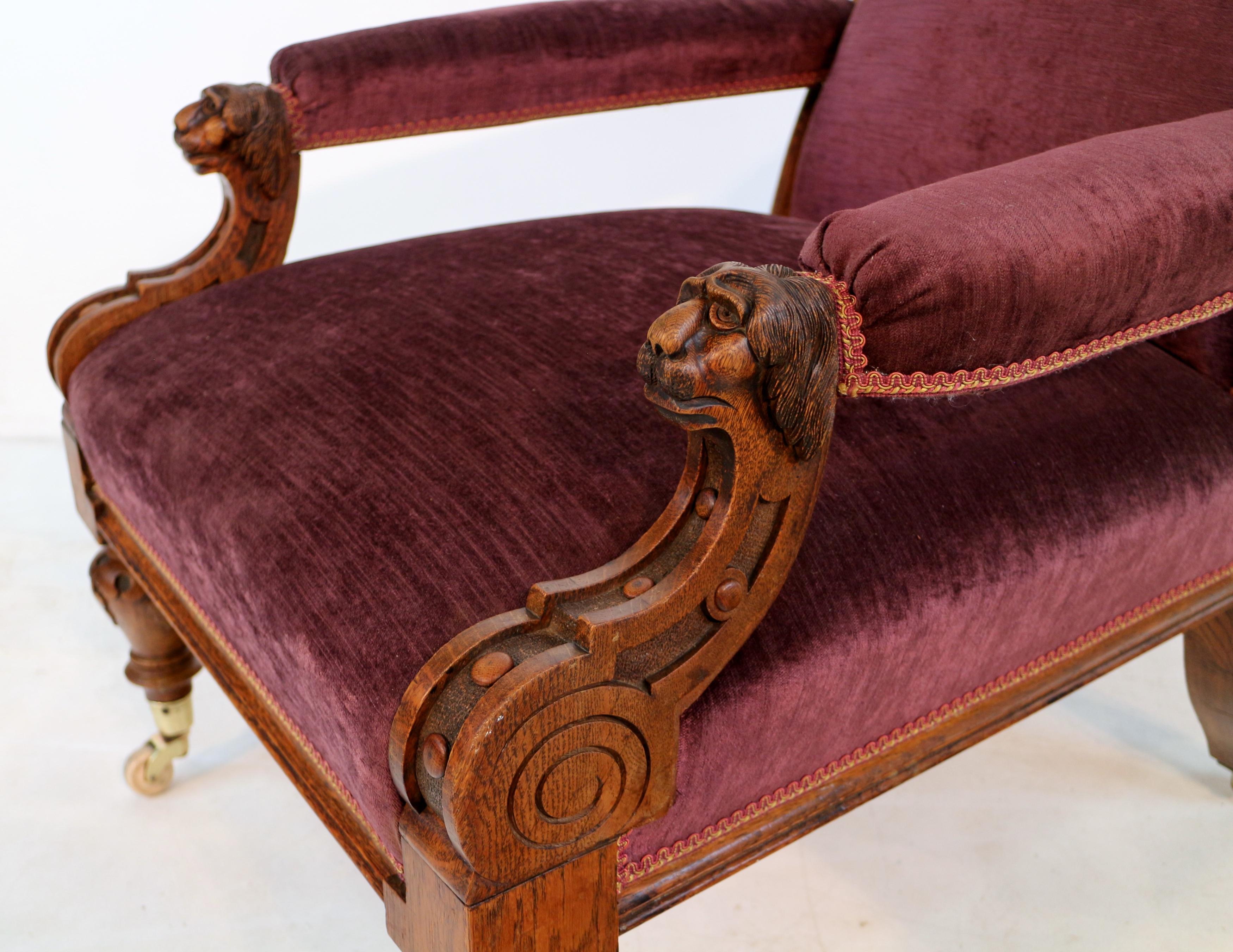 Ancienne paire de chaises de bibliothèque victoriennes lion et Shamrock sculptées en chêne en vente 3