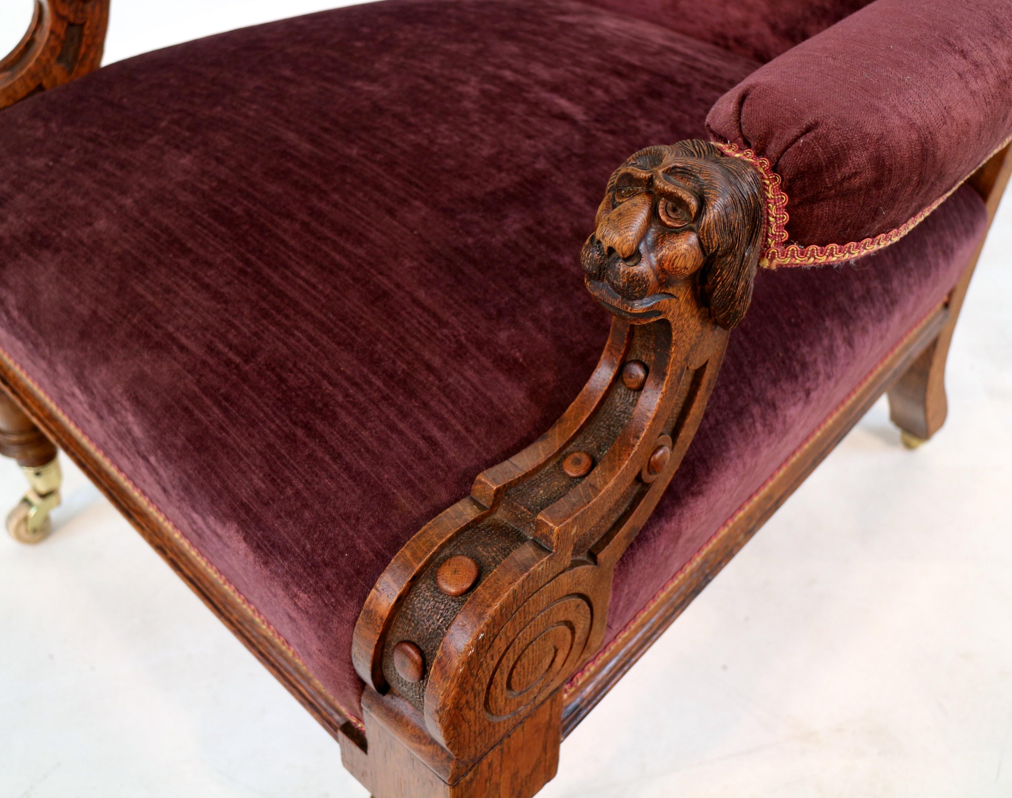 Ancienne paire de chaises de bibliothèque victoriennes lion et Shamrock sculptées en chêne en vente 5