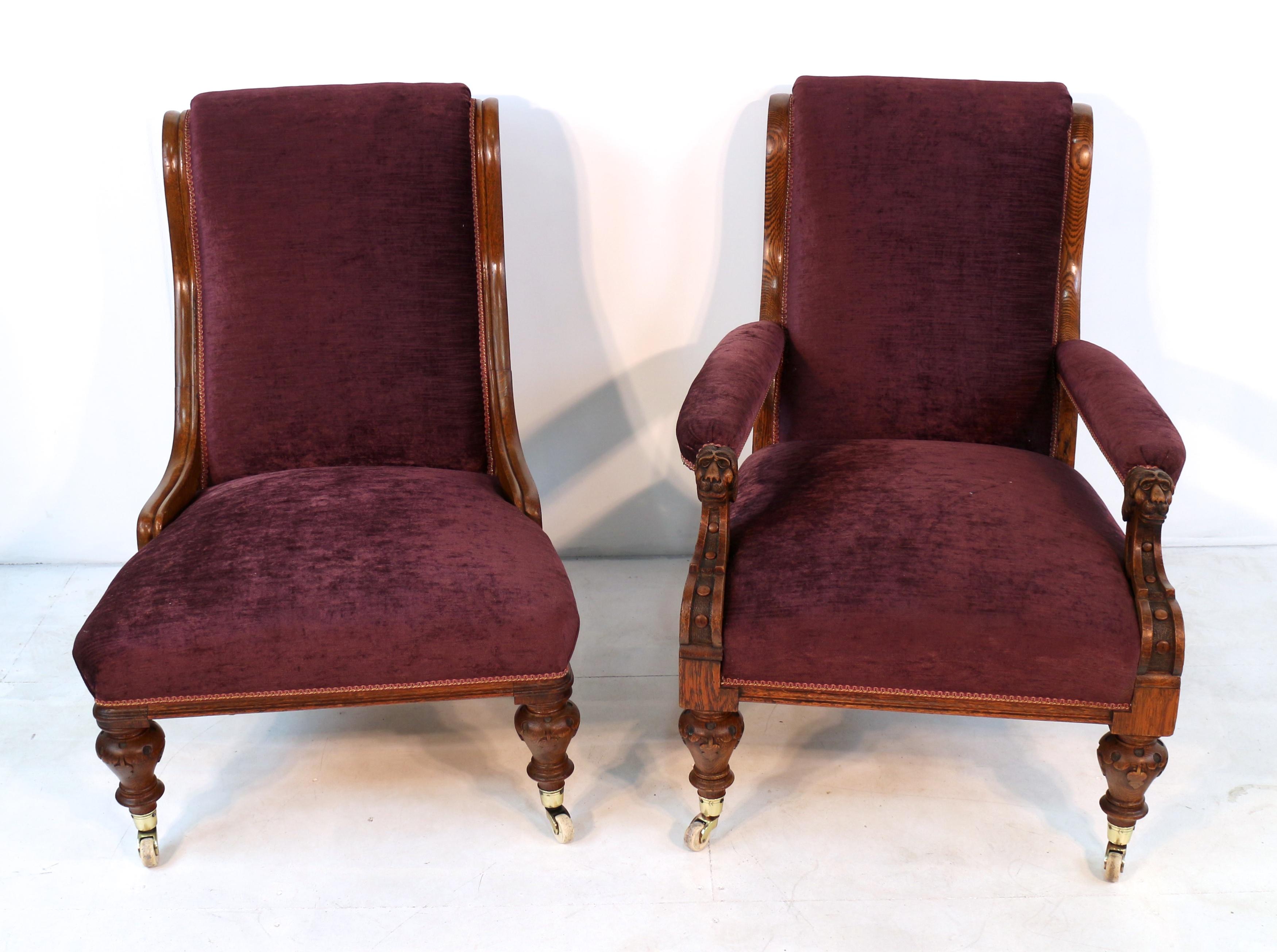 Anglais Ancienne paire de chaises de bibliothèque victoriennes lion et Shamrock sculptées en chêne en vente