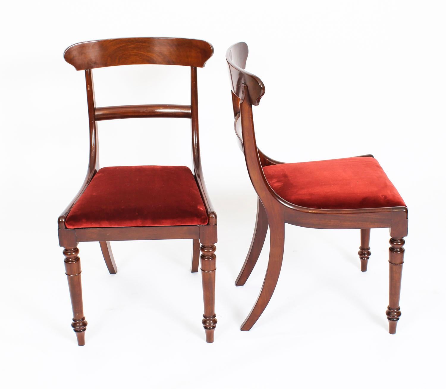 This is a fabulous pair of antique English Victorian bar back dining chairs, circa 1860 in date.

The pair comprises a sidechair and an armchairs, and they have been masterfully crafted in beautiful solid flame mahogany. They each have elegant