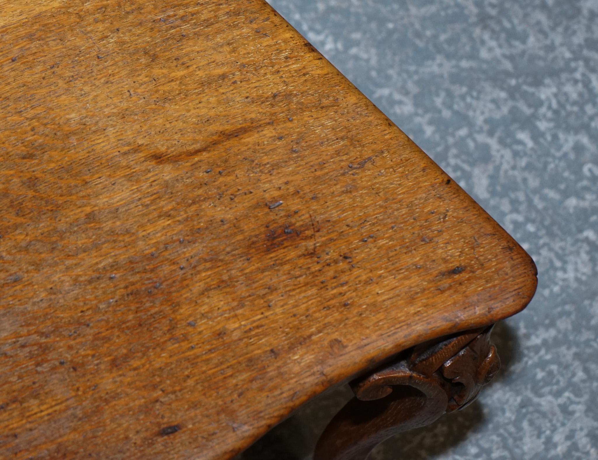 ANTIQUE PAIR OF VICTORIAN SOLID OAK CARVED HALLWAY CHAIRS WITH LiON PAW FEET For Sale 3