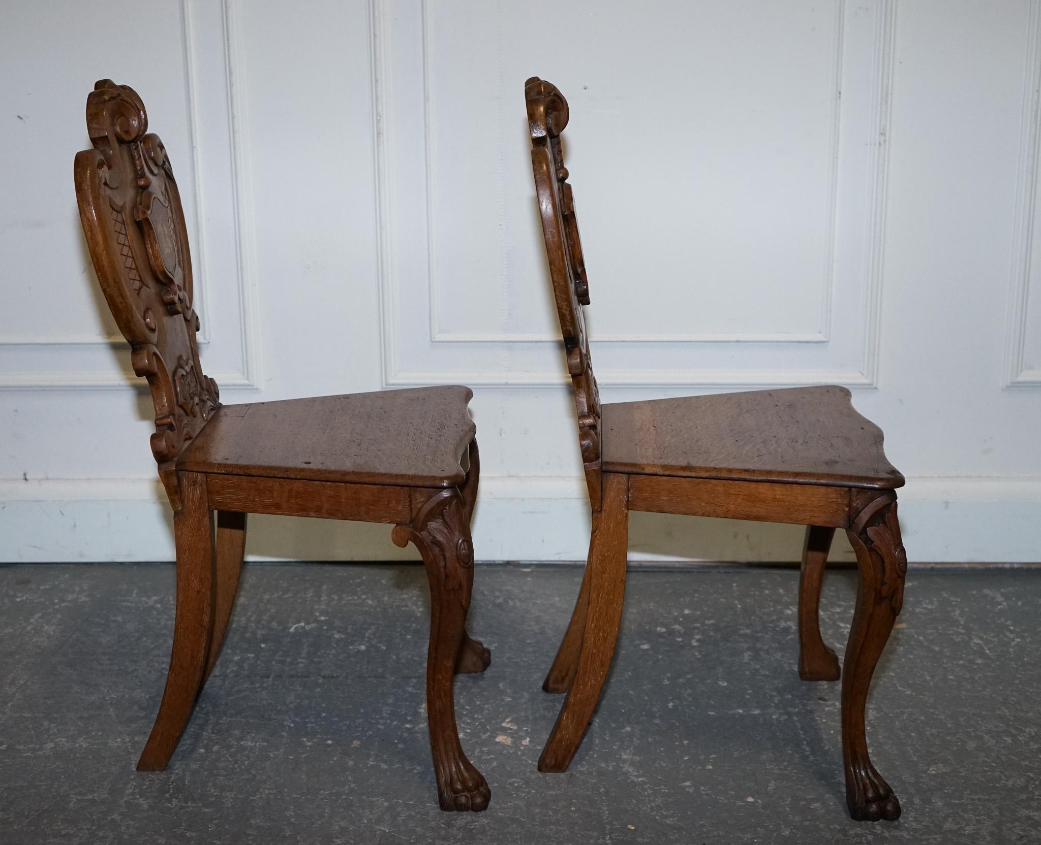 ANTIQUE PAIR OF VICTORIAN SOLID OAK CARVED HALLWAY CHAIRS WITH LiON PAW FEET For Sale 4