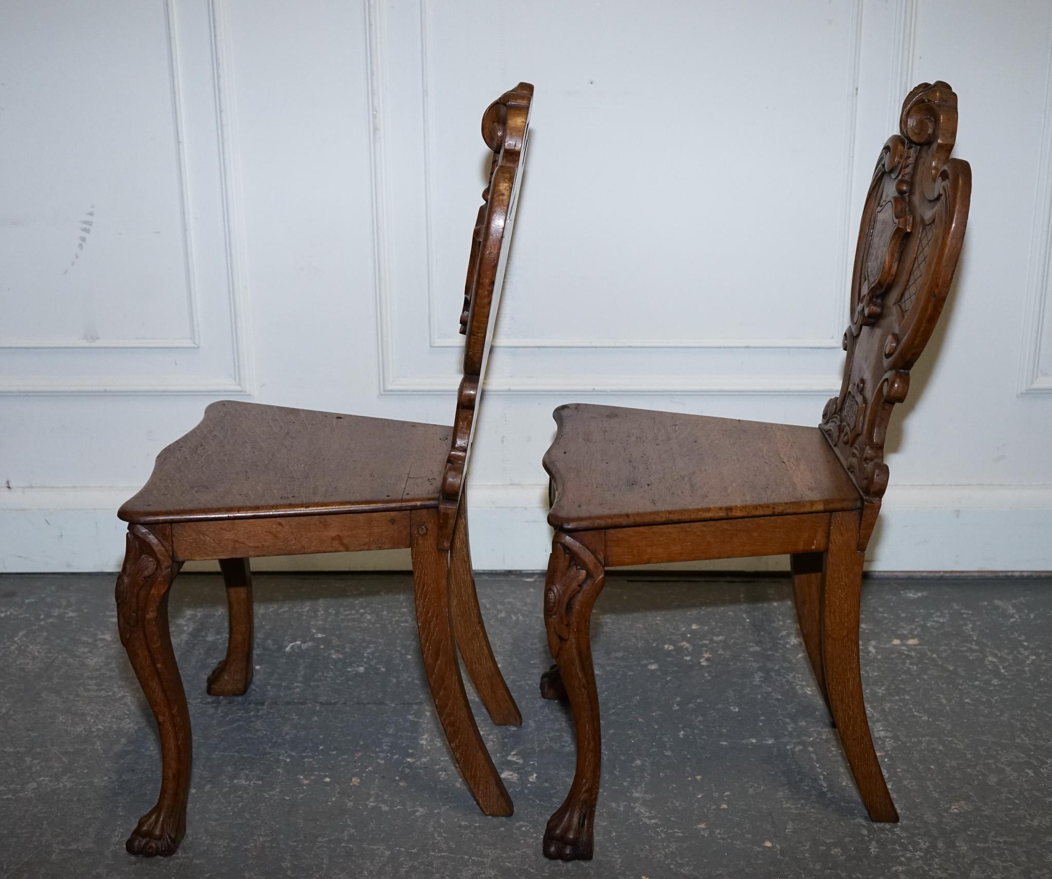 ANTIQUE PAIR OF VICTORIAN SOLID OAK CARVED HALLWAY CHAIRS WITH LiON PAW FEET For Sale 5