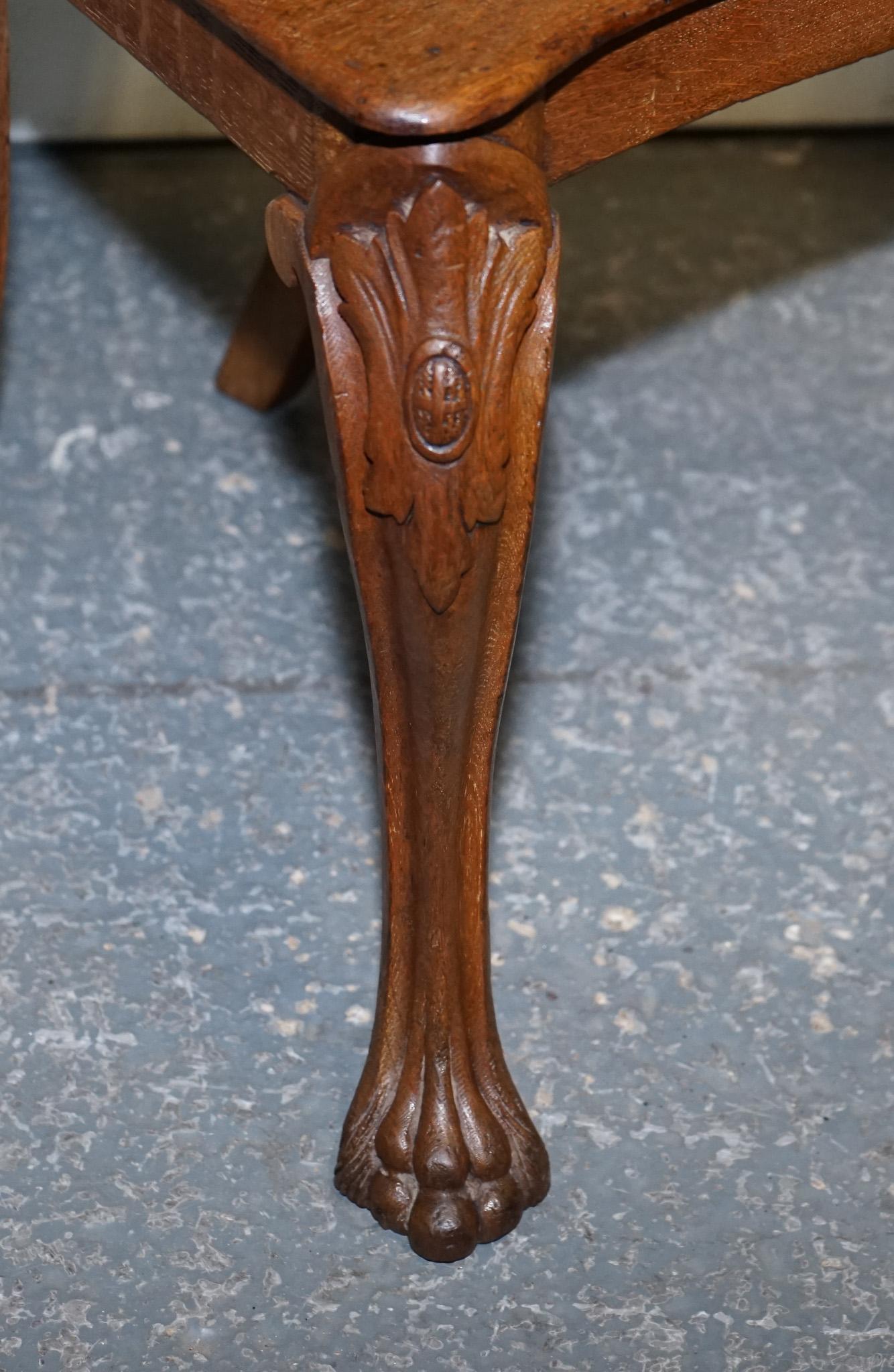 ANTIQUE PAIR OF VICTORIAN SOLID OAK CARVED HALLWAY CHAIRS WITH LiON PAW FEET For Sale 6