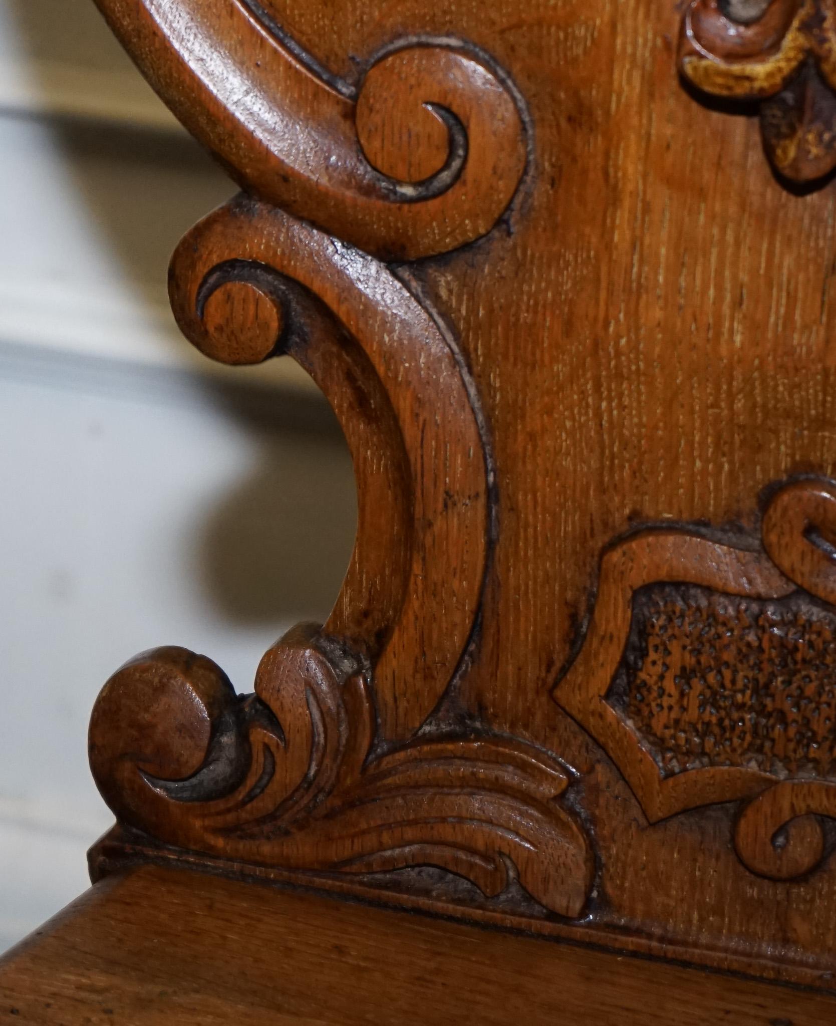 ANTIQUE PAIR OF VICTORIAN SOLID OAK CARVED HALLWAY CHAIRS WITH LiON PAW FEET For Sale 7