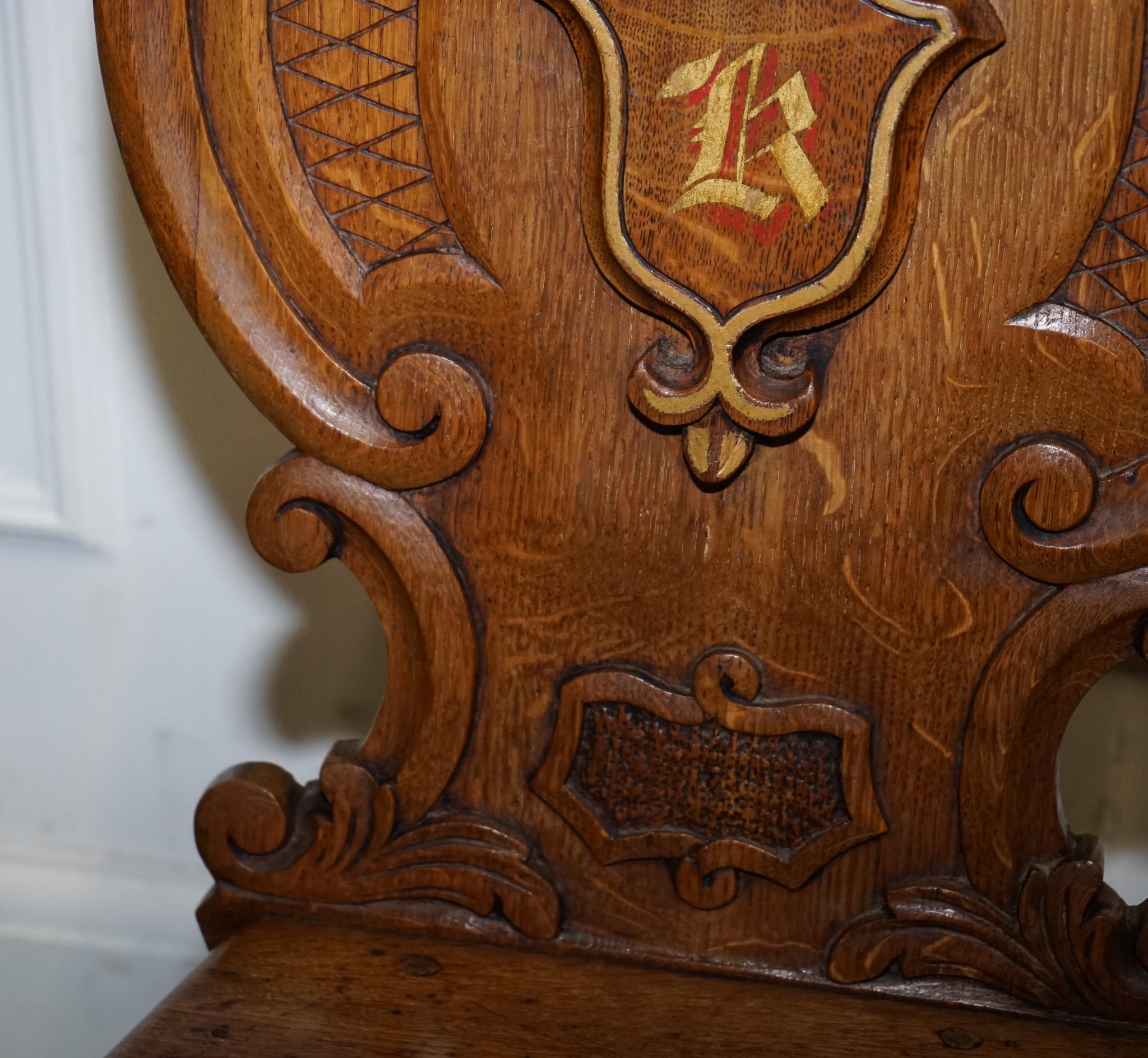 ANTIQUE PAIR OF VICTORIAN SOLID OAK CARVED HALLWAY CHAIRS WITH LiON PAW FEET For Sale 10