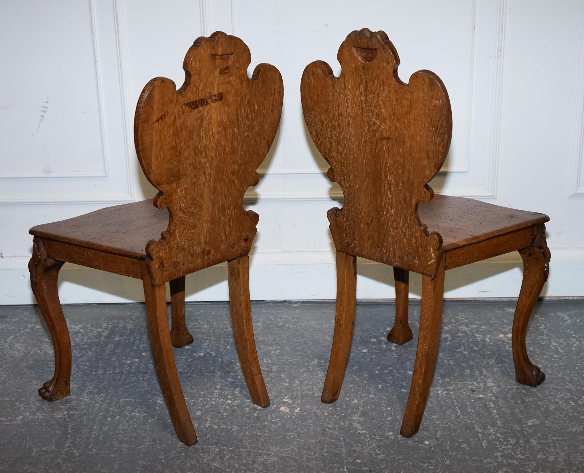ANTIQUE PAIR OF VICTORIAN SOLID OAK CARVED HALLWAY CHAIRS WITH LiON PAW FEET For Sale 13