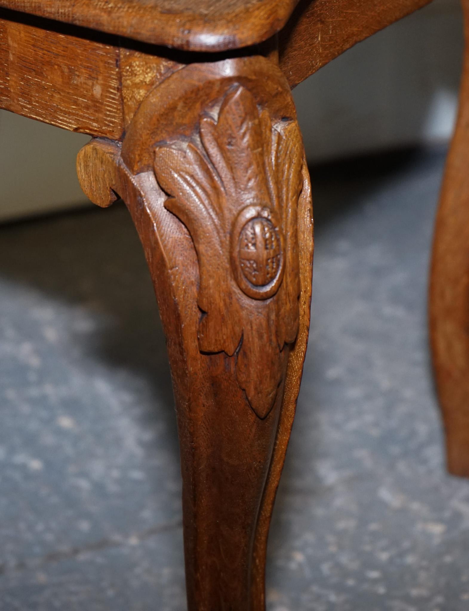 British ANTIQUE PAIR OF VICTORIAN SOLID OAK CARVED HALLWAY CHAIRS WITH LiON PAW FEET For Sale