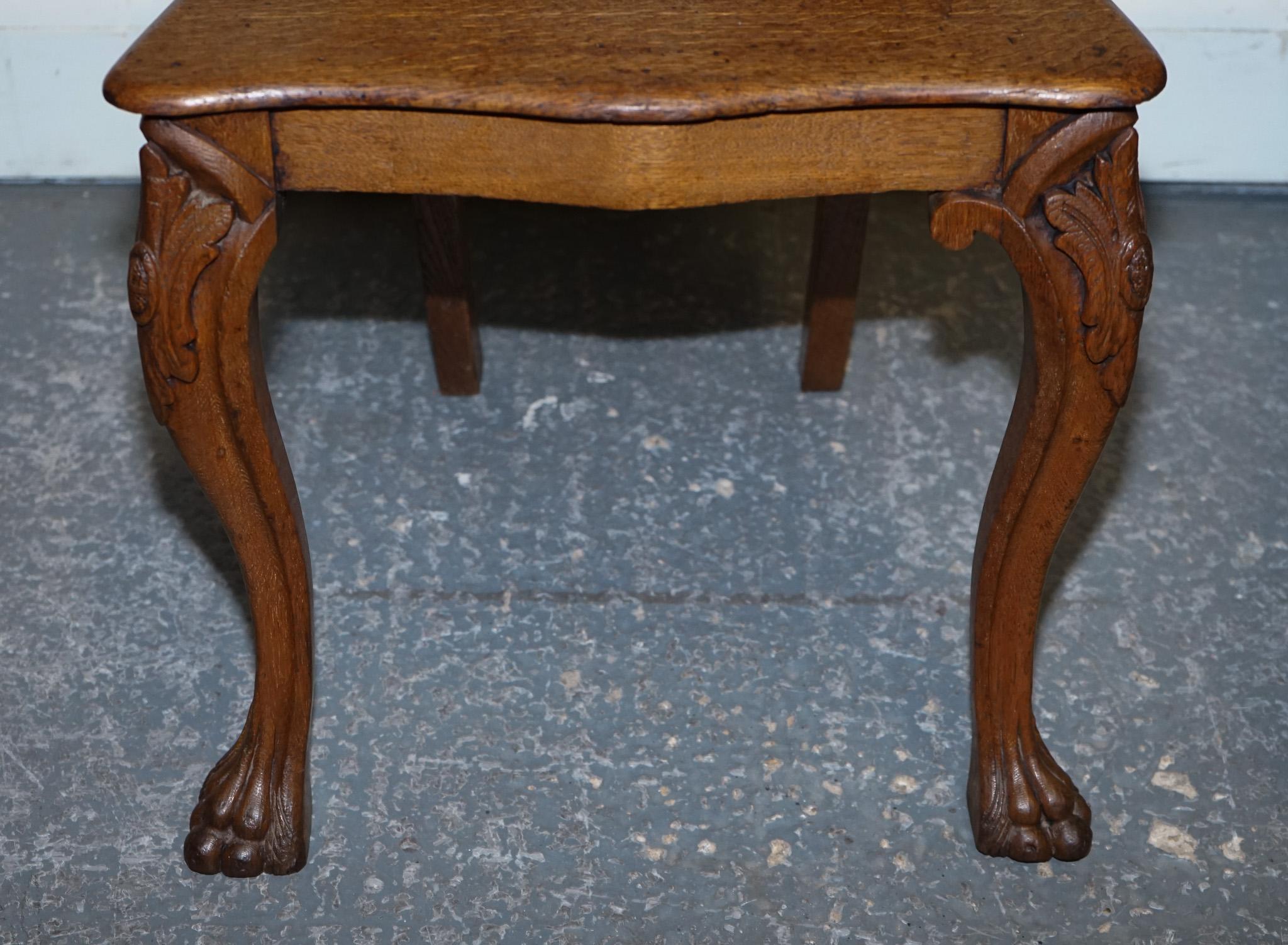 ANTIQUE PAIR OF VICTORIAN SOLID OAK CARVED HALLWAY CHAIRS WITH LiON PAW FEET In Good Condition For Sale In Pulborough, GB