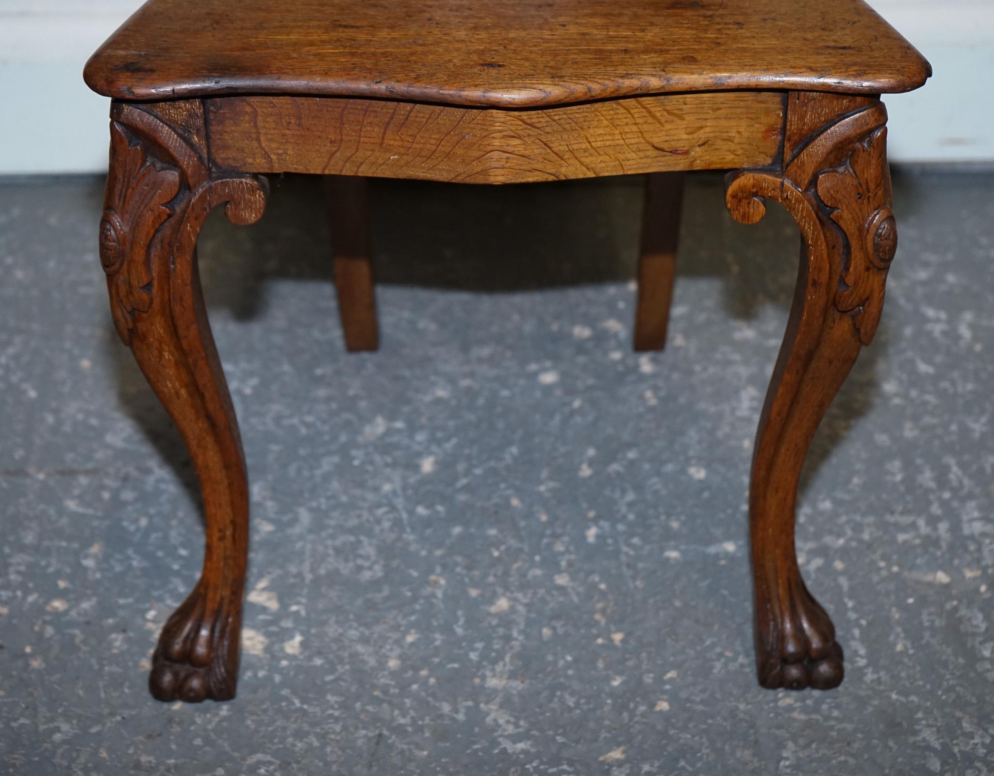 20th Century ANTIQUE PAIR OF VICTORIAN SOLID OAK CARVED HALLWAY CHAIRS WITH LiON PAW FEET For Sale