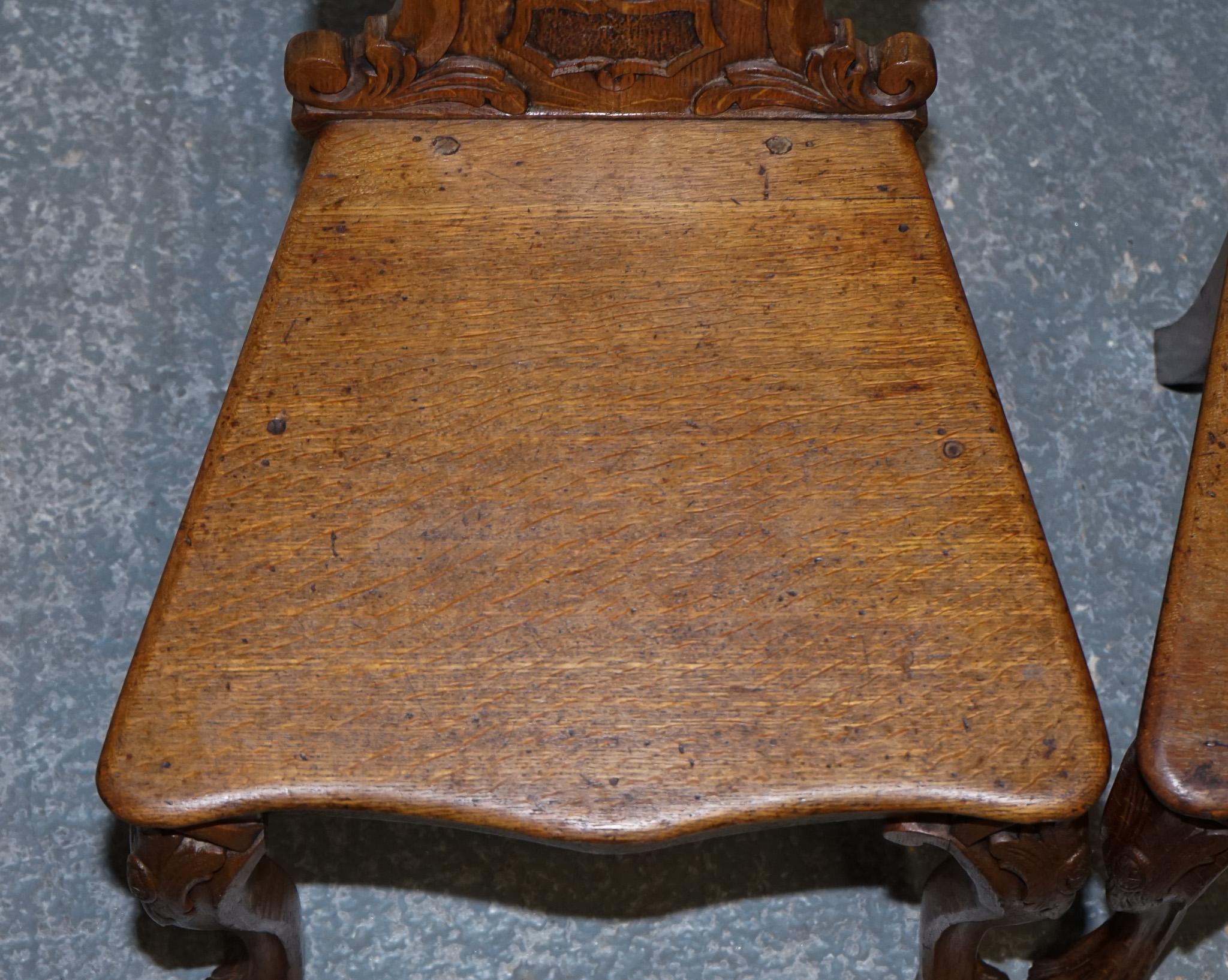 ANTIQUE PAIR OF VICTORIAN SOLID OAK CARVED HALLWAY CHAIRS WITH LiON PAW FEET For Sale 1