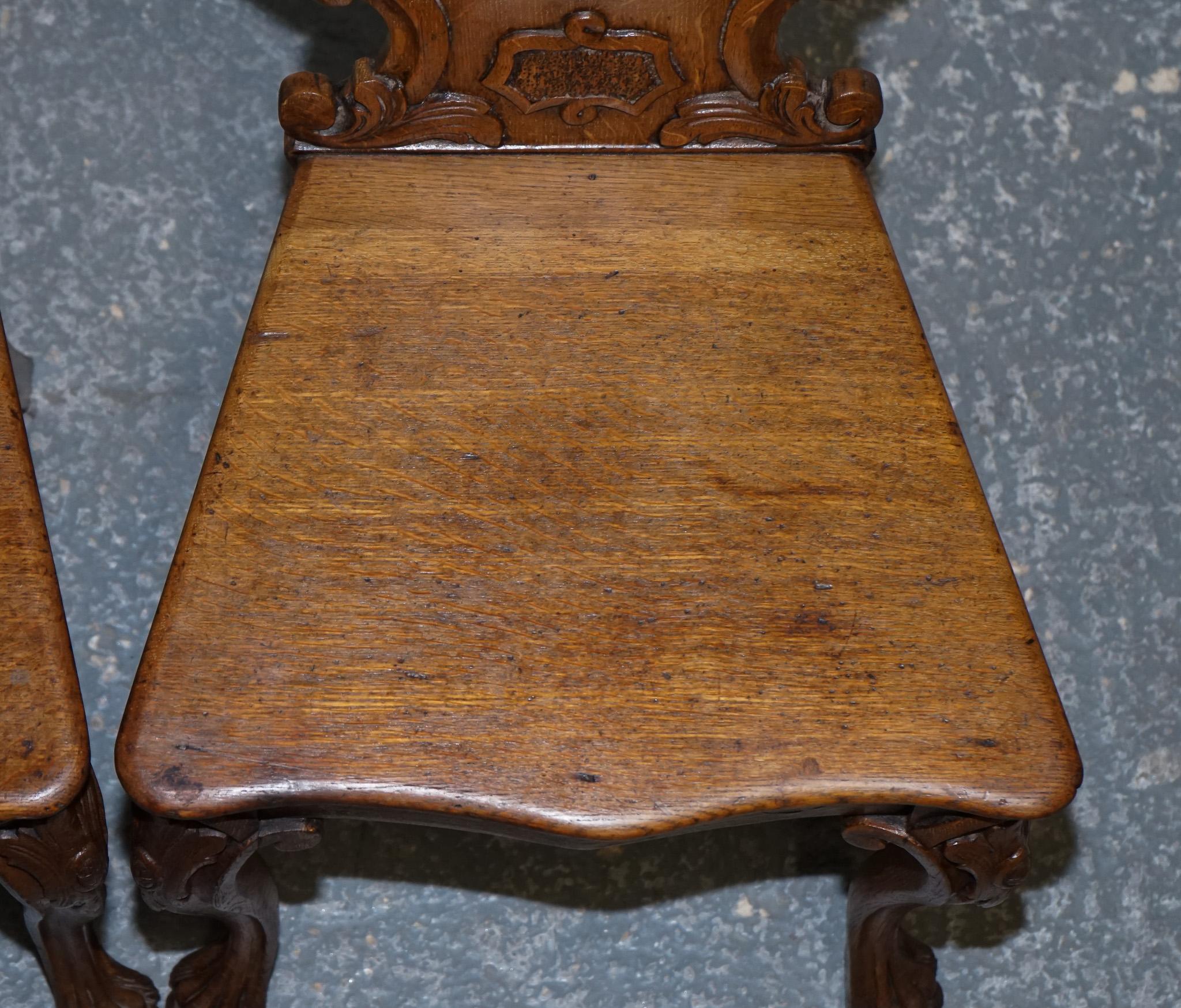 ANTIQUE PAIR OF VICTORIAN SOLID OAK CARVED HALLWAY CHAIRS WITH LiON PAW FEET For Sale 2