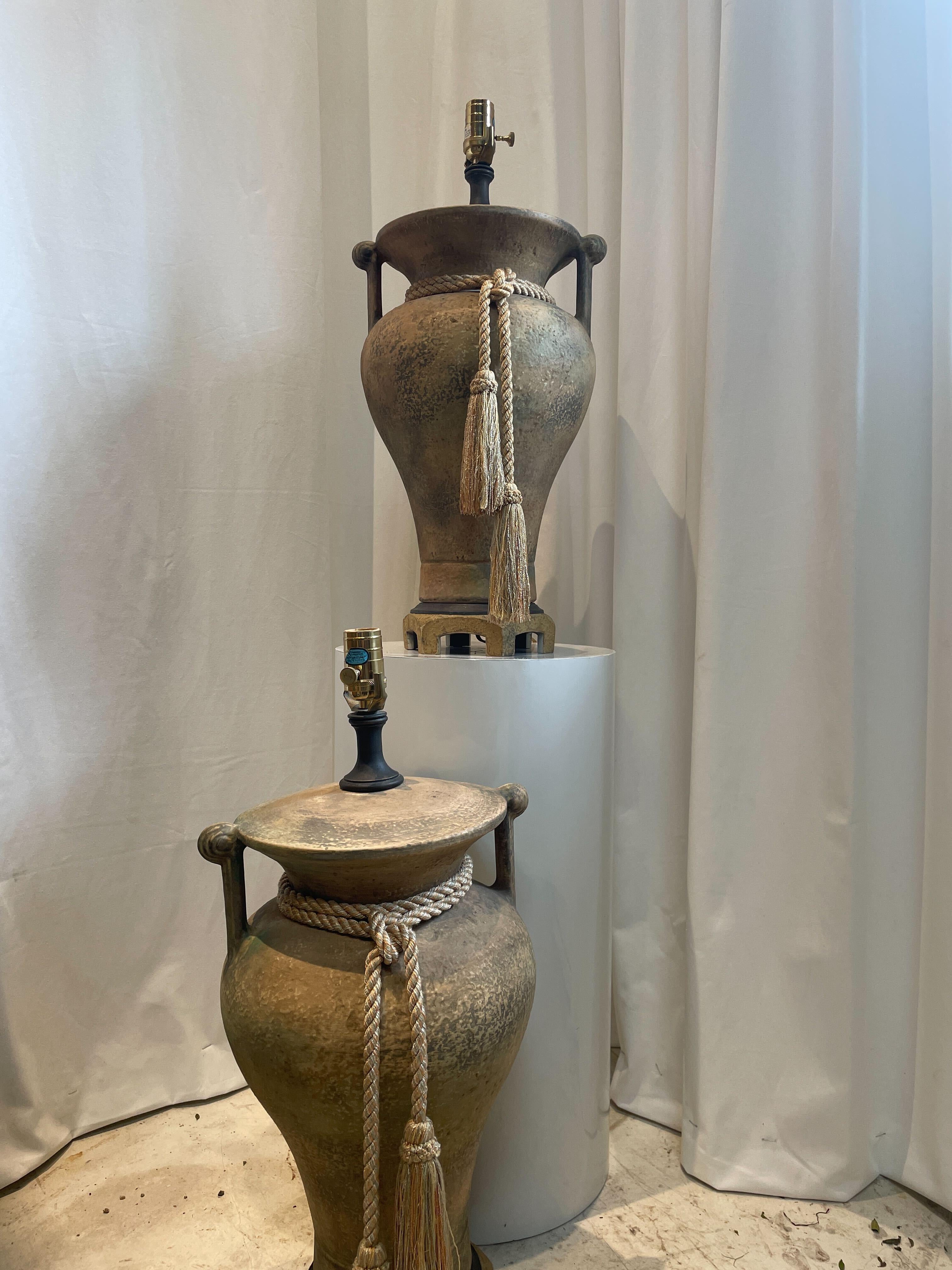 Cette exquise paire de lampes de table à pot de gingembre en porcelaine Chinoiserie vintage témoigne d'une élégance intemporelle et d'un savoir-faire raffiné. Chaque lampe présente un récipient en céramique aux tons beiges magnifiquement vieillis,