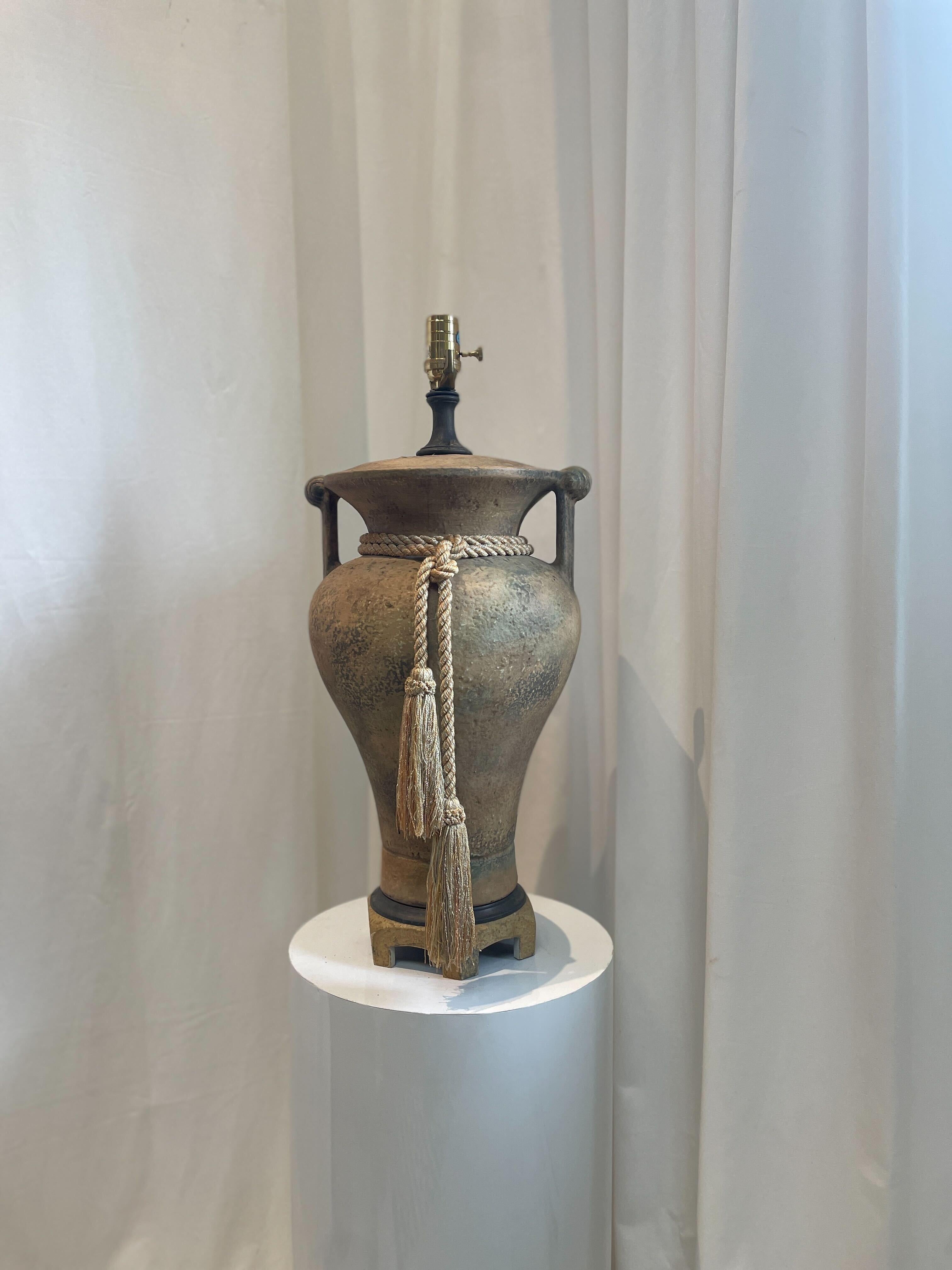 Européen Paire de lampes de bureau anciennes en porcelaine Chinoiserie beige pot à gingembre en vente