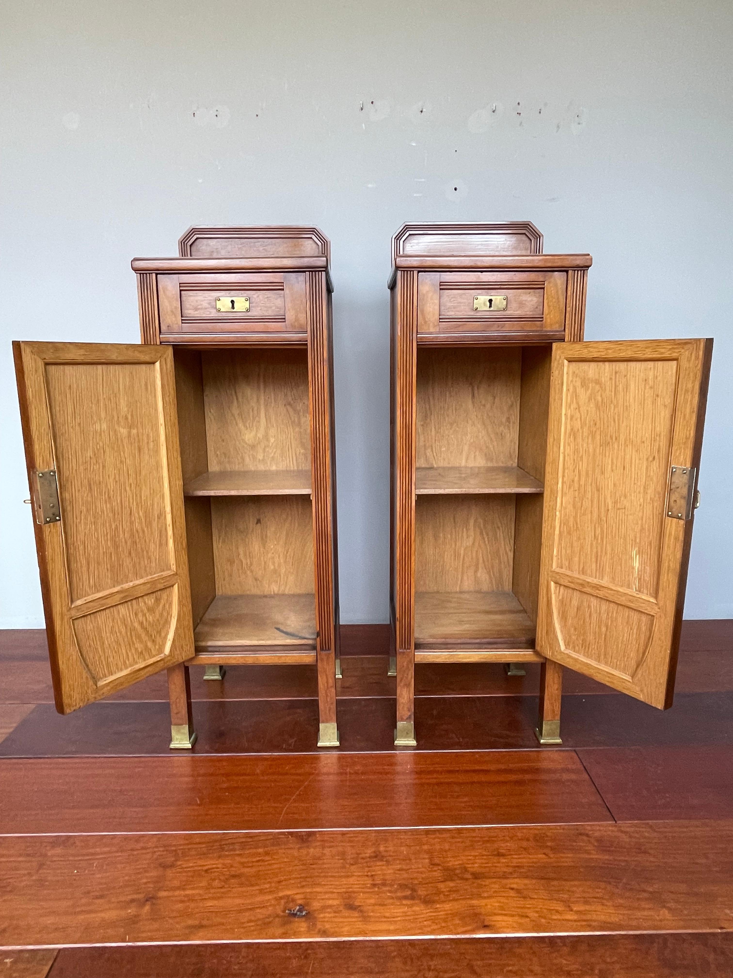 Antique Pair of Walnut & Brass Arts and Crafts Night Stands / Bedside Tables In Good Condition In Lisse, NL