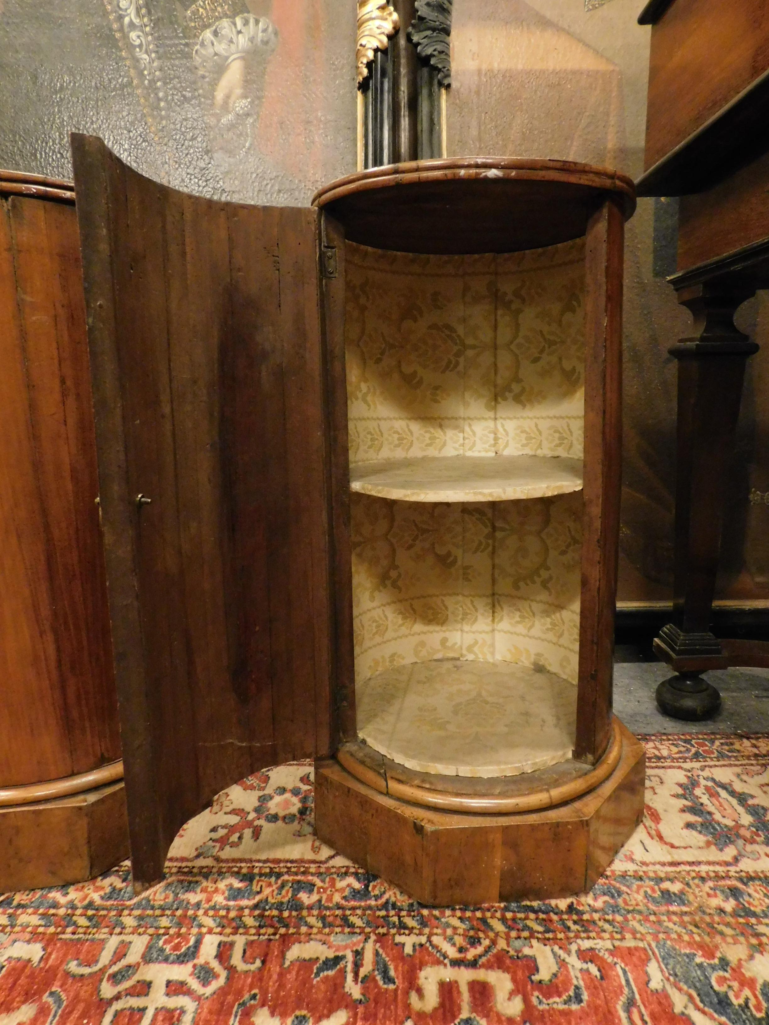 Ancient pair of cylindrical tables, rounded shape carved in beautiful and patinated walnut briar, they were night tables, hand-built at the beginning of the 19th century (first half of the 19th century) from Rome, internally they are lined and have