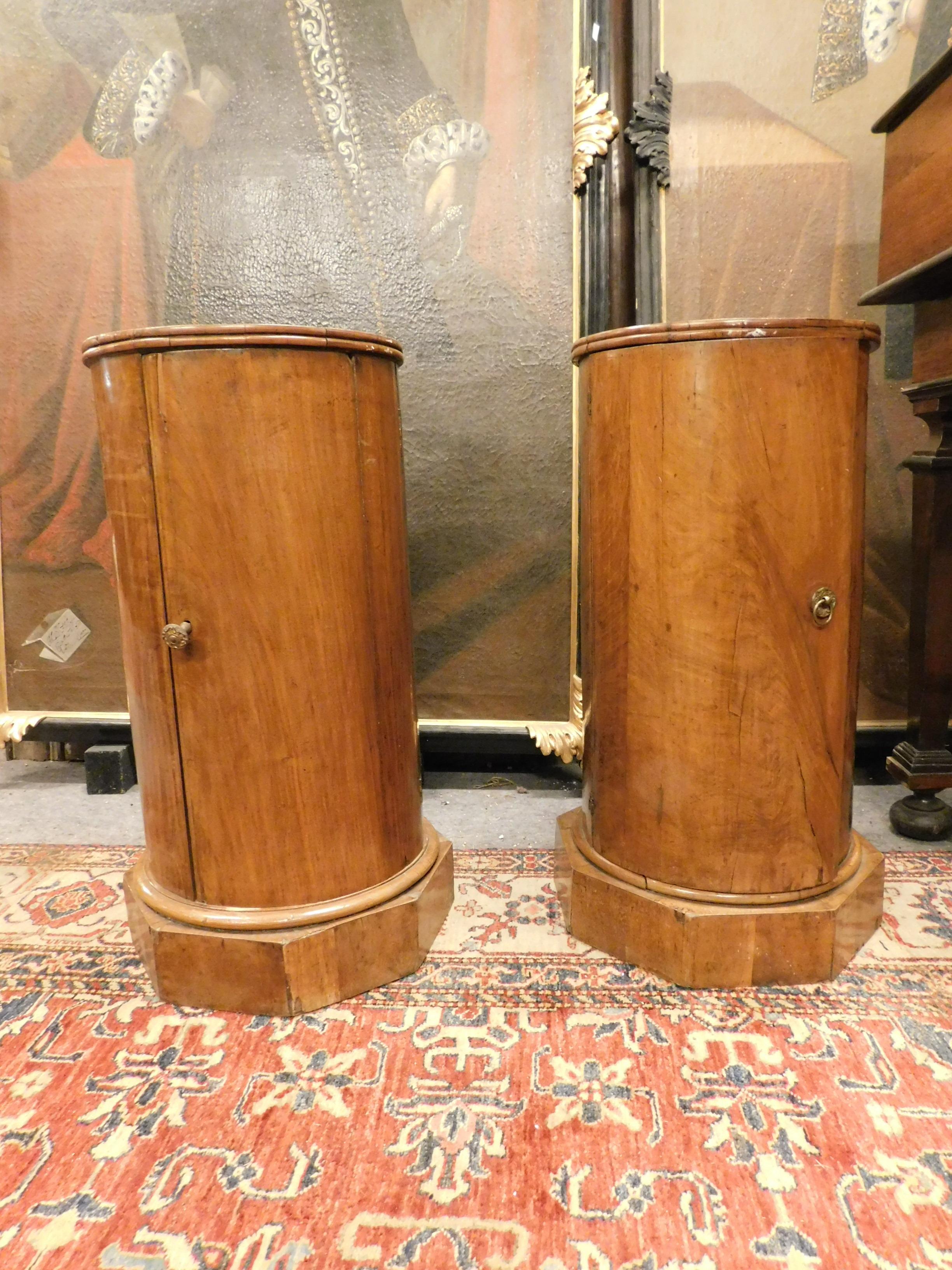 Hand-Carved Antique Pair of Walnut Cylinder Tables, Night Tables, Early 19th Century, Italy For Sale