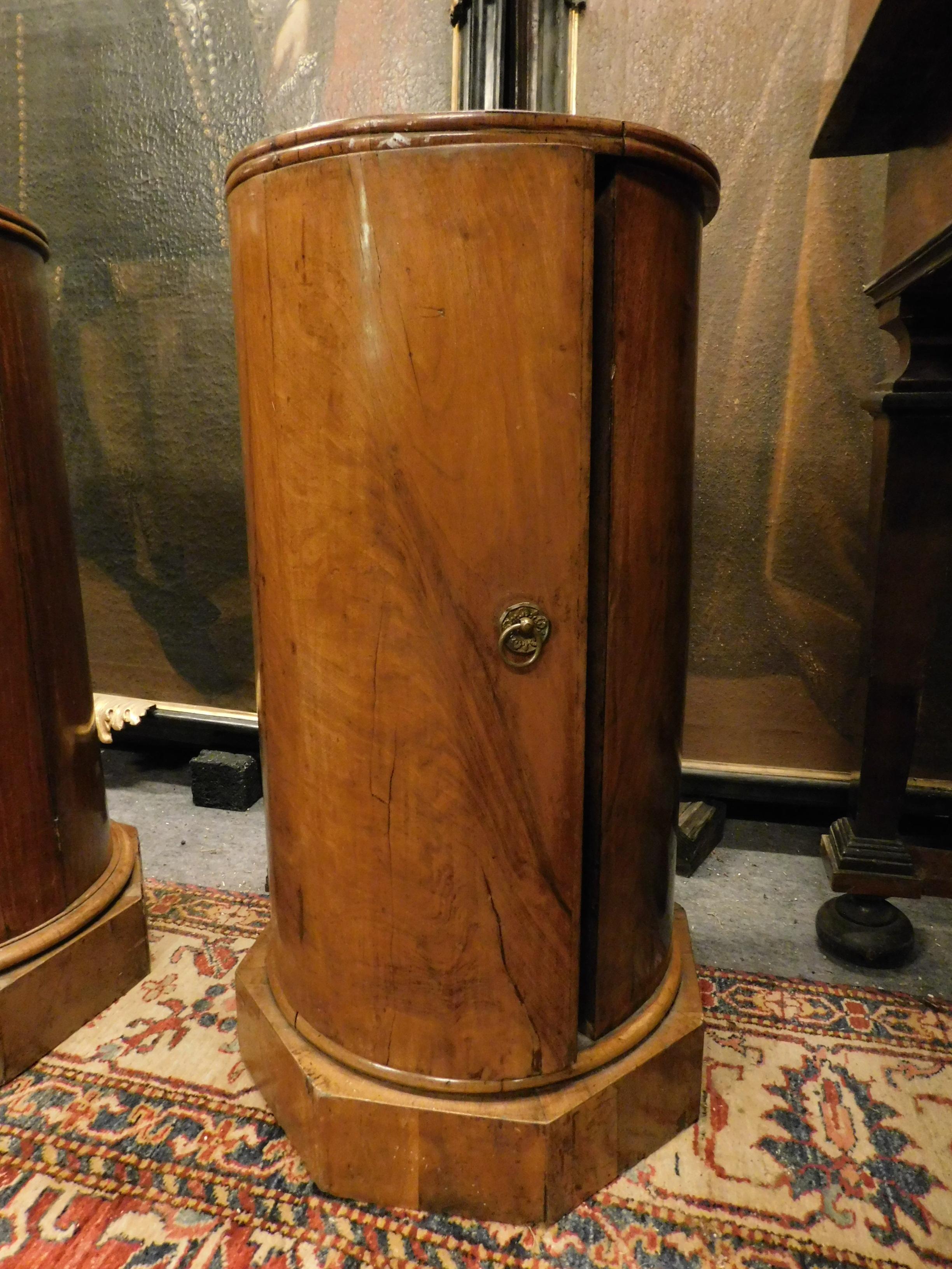 Antique Pair of Walnut Cylinder Tables, Night Tables, Early 19th Century, Italy For Sale 3