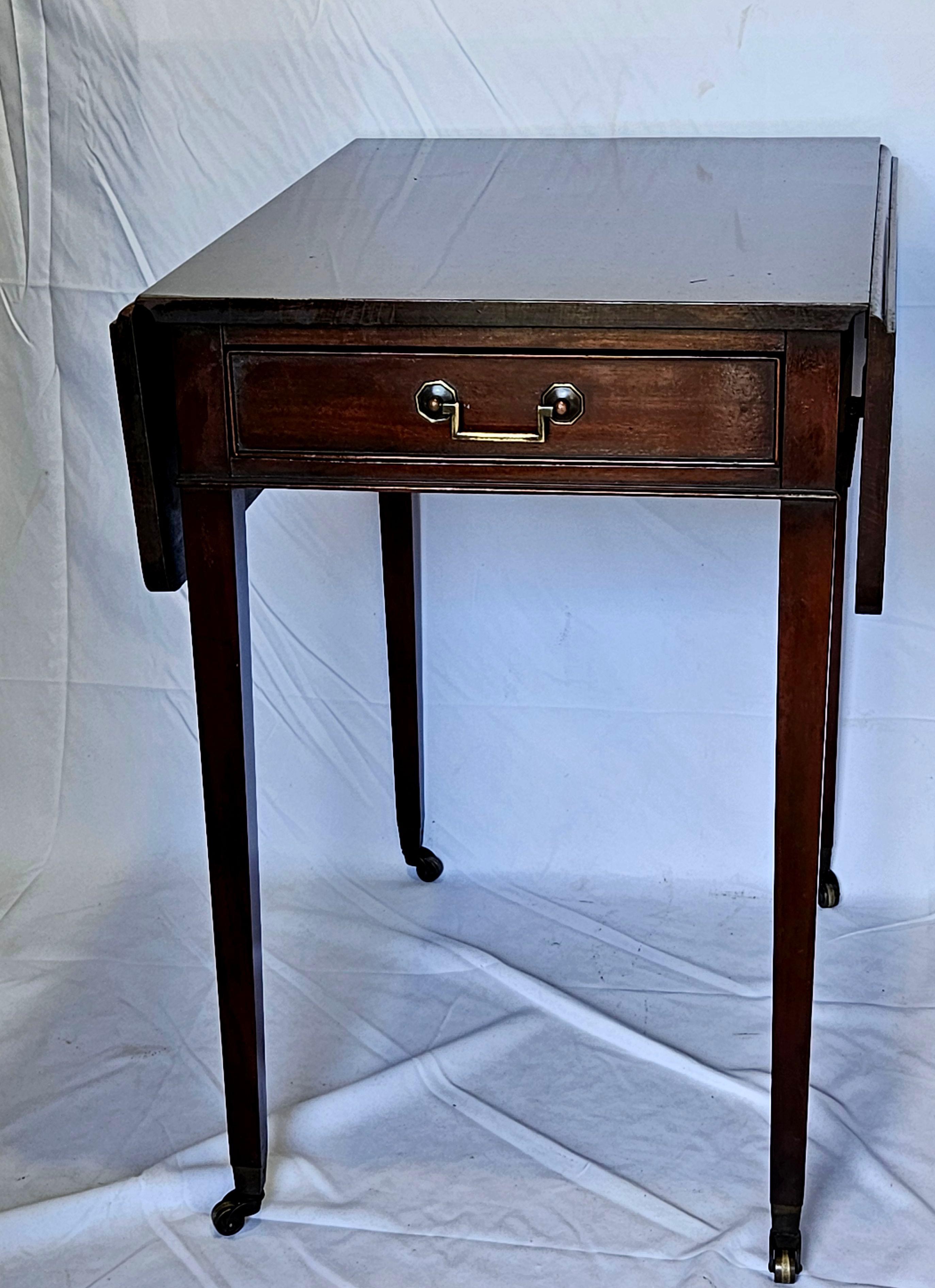 Dies ist ein Paar schöner kleiner englischer Pembroke-Nussbaumtische aus dem 19. Jahrhundert mit einer Schublade auf jedem Tisch. Zeigt ein schönes Alter und Patina ruht auf der ursprünglichen Messing-Rollen.

ABMESSUNGEN
Erweiterung nach unten: 29ʺ