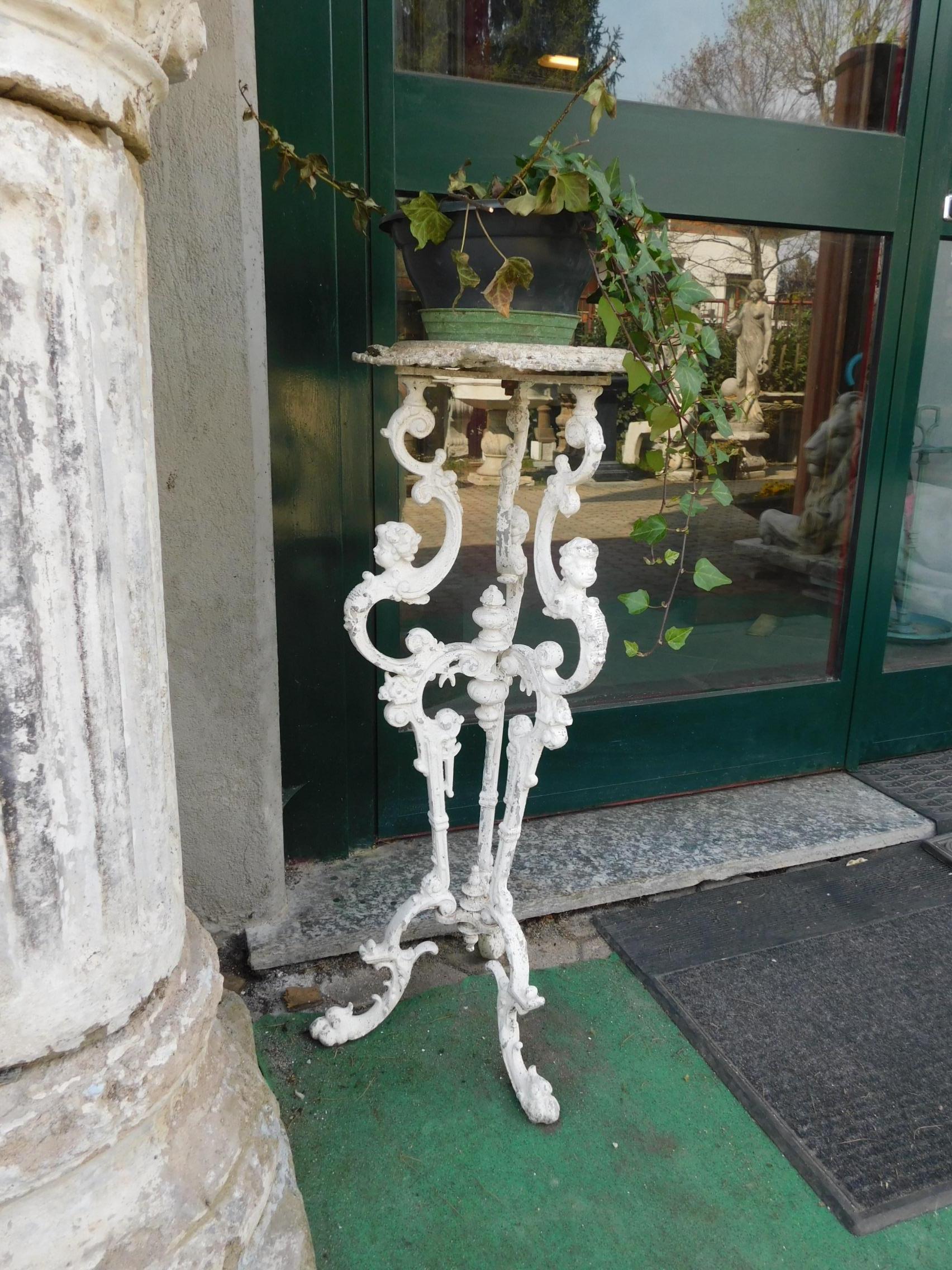 Antique pair of white enameled cast iron pot holders, with caryatid sculptures and Art Nouveau style furniture from the beginning of the 20th century, very elegant and refined, ideal for outdoor, gardens and balconies.
