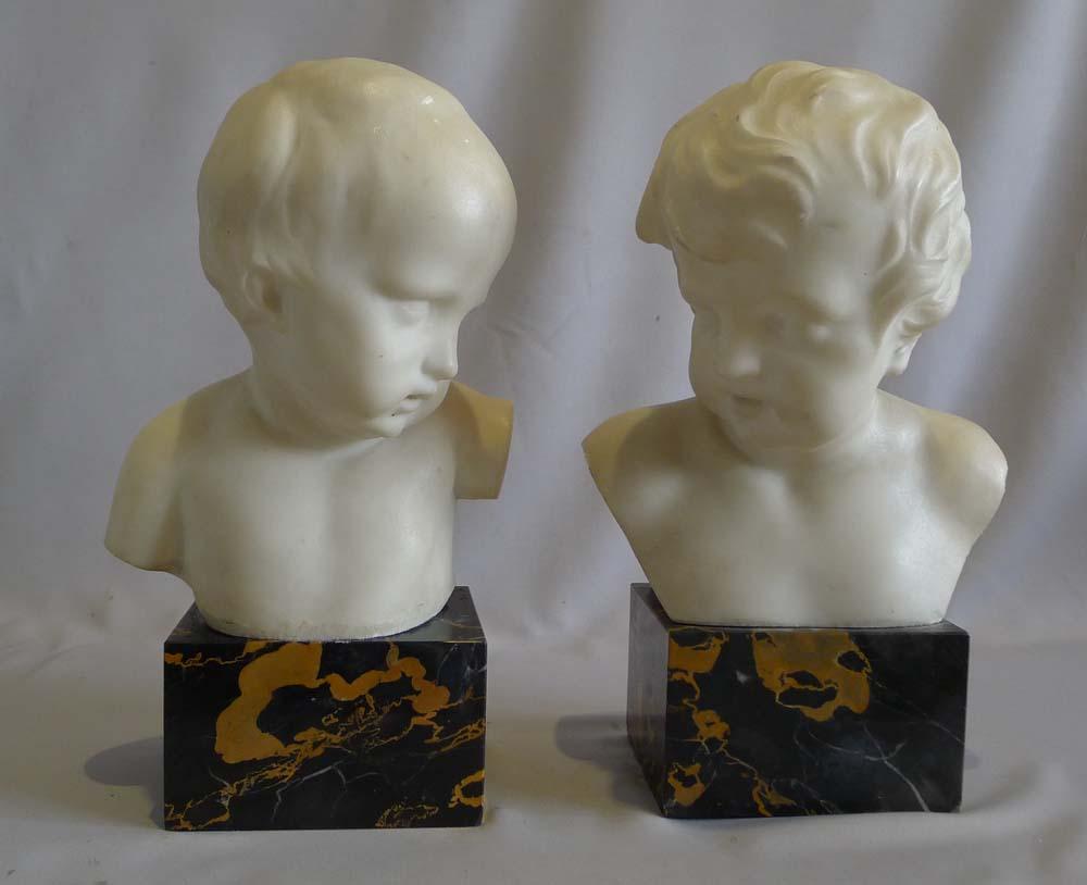 italien Ancienne paire de bustes d'enfants en marbre blanc sur socles en marbre bigarré en vente