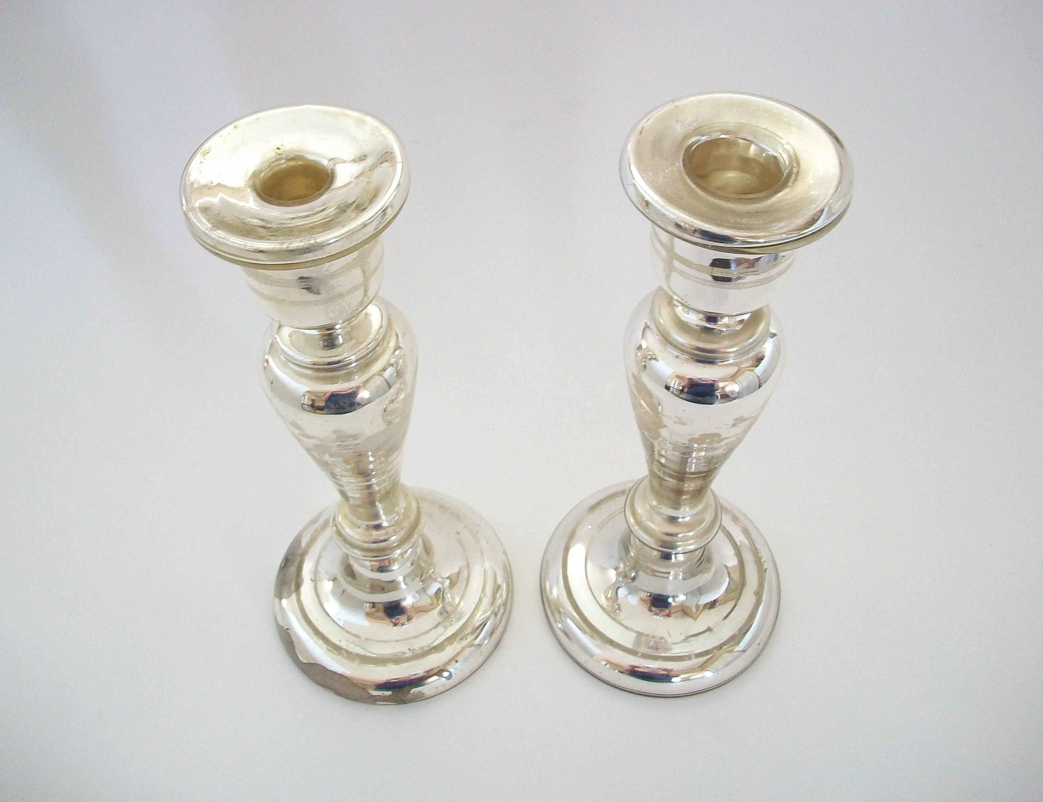 Antique Pair of White Painted Mercury Glass Candlesticks - France - Circa 1880 In Good Condition For Sale In Chatham, ON