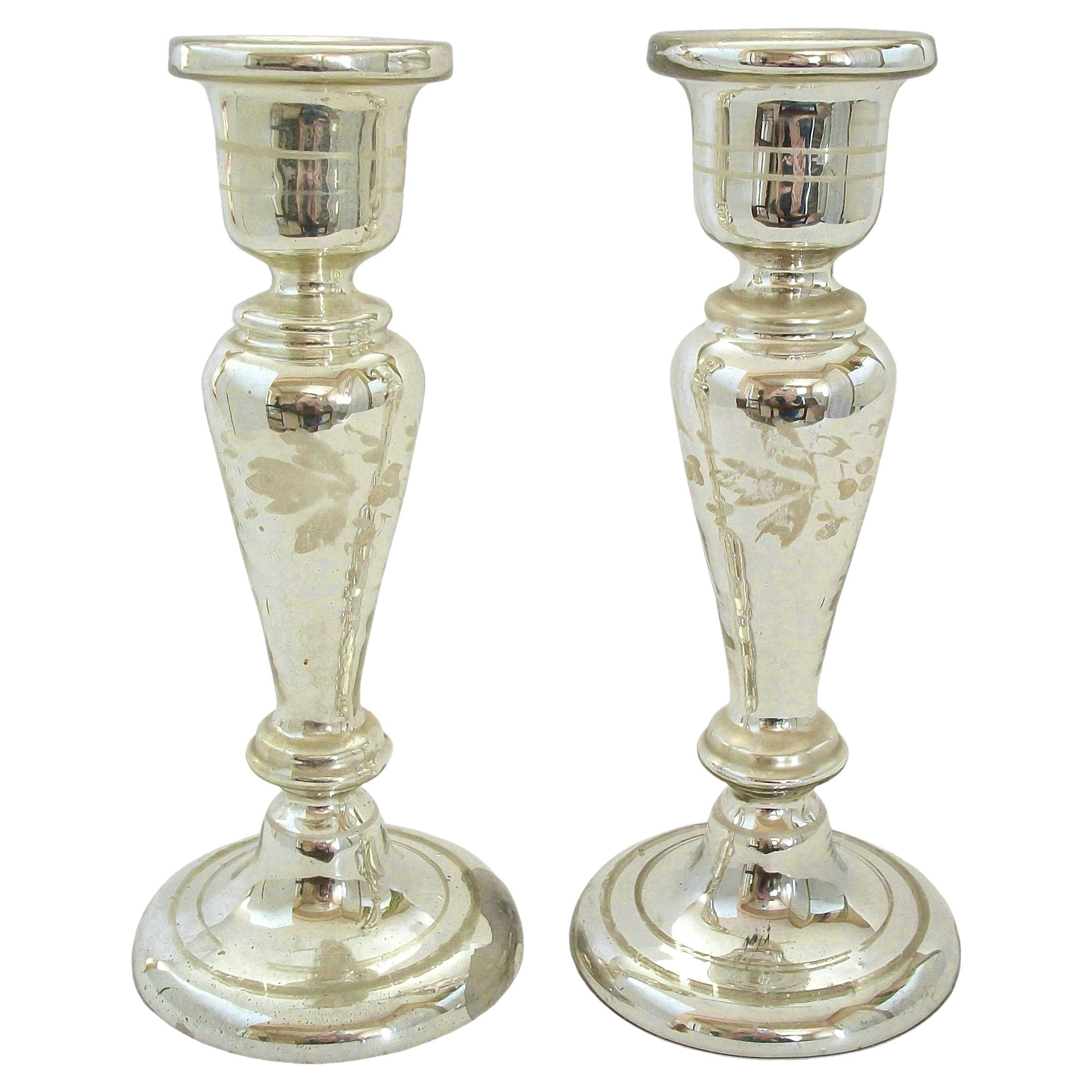 Paire de chandeliers anciens en verre mercuré peint en blanc - France - vers 1880