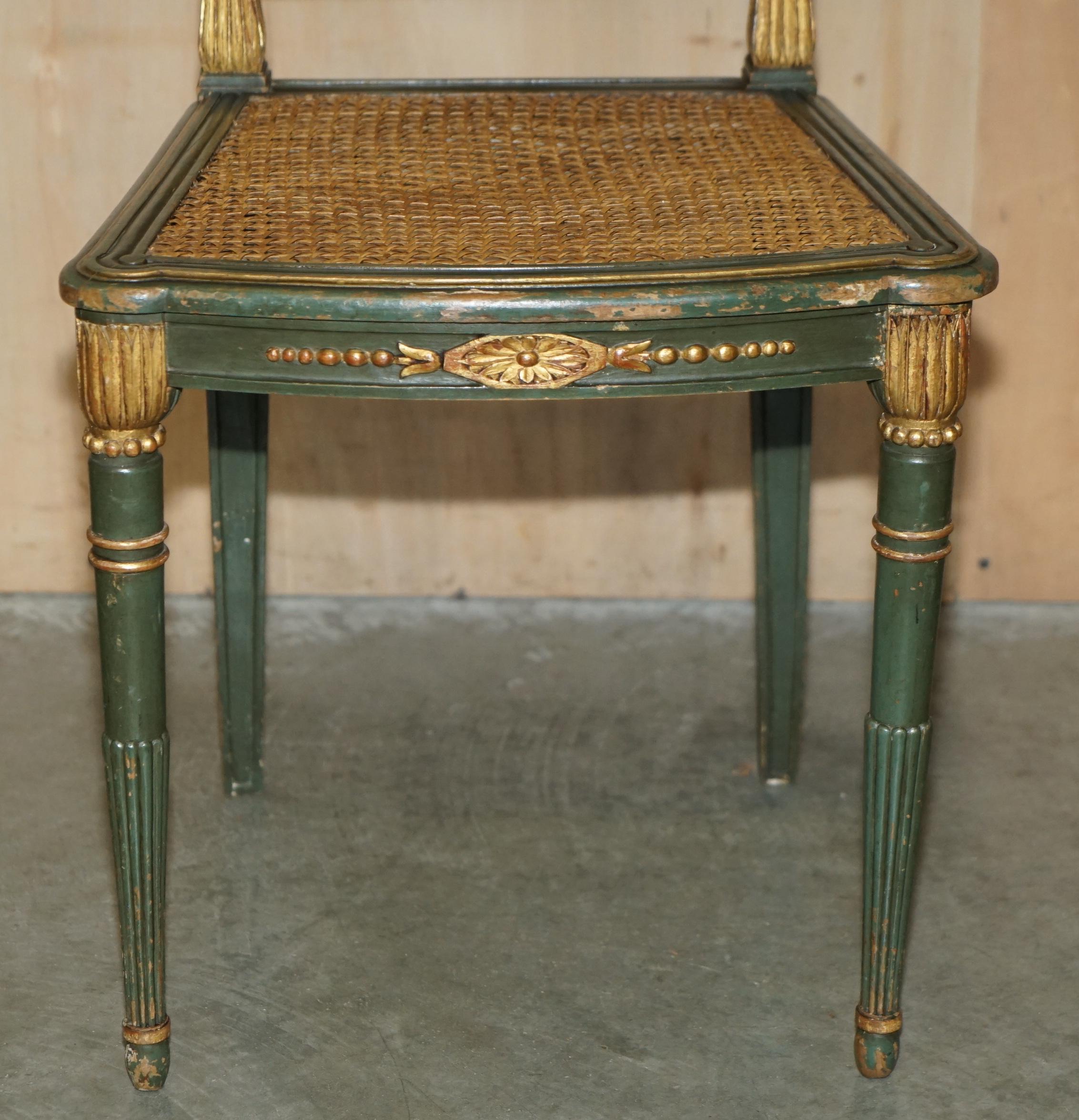 PAR ANTIGUO DE SILLAS LATERALES DEL IMPERIO WILLIAM KENT TALLADAS EN SWAN VERDE Y DORADO en venta 3