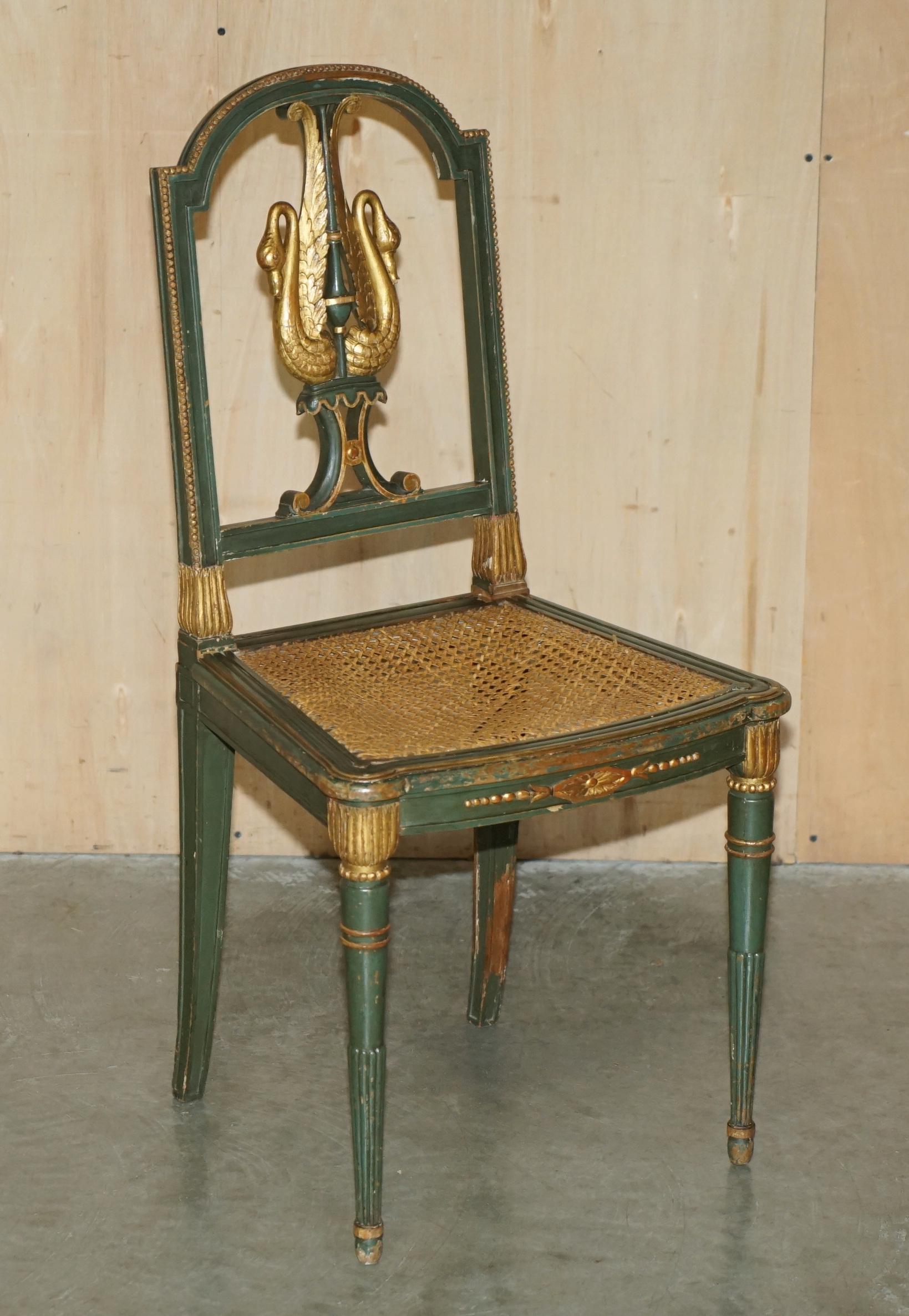PAR ANTIGUO DE SILLAS LATERALES DEL IMPERIO WILLIAM KENT TALLADAS EN SWAN VERDE Y DORADO en venta 9