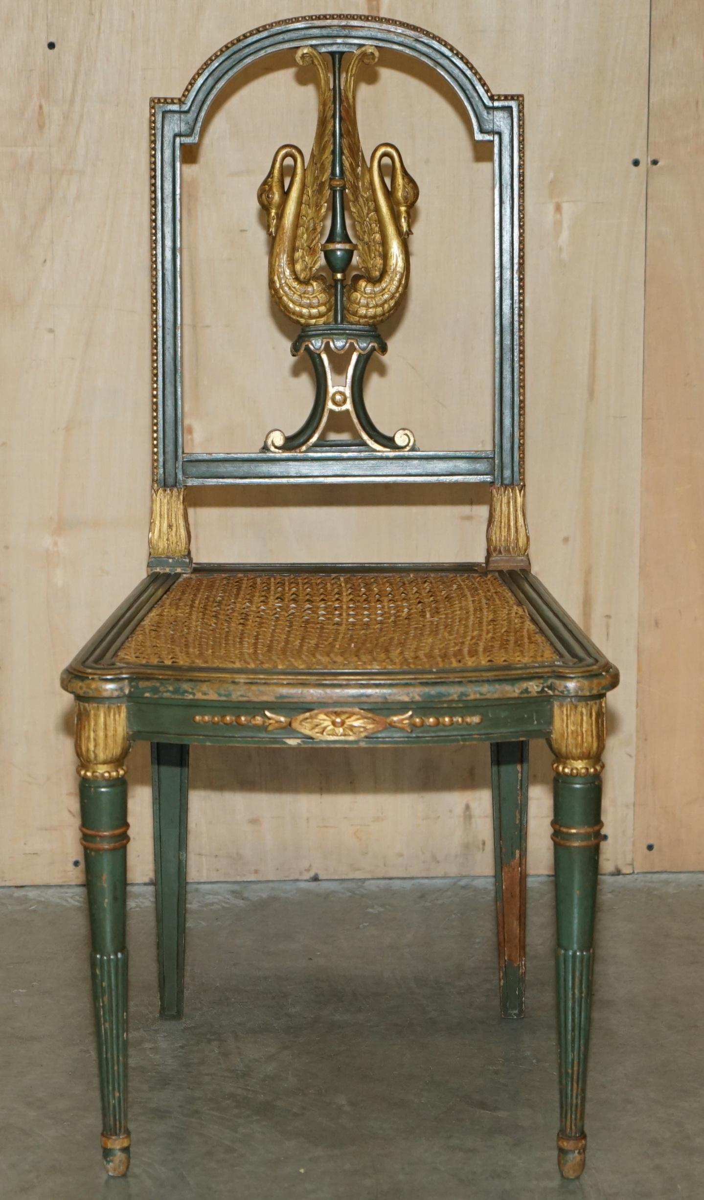 PAR ANTIGUO DE SILLAS LATERALES DEL IMPERIO WILLIAM KENT TALLADAS EN SWAN VERDE Y DORADO en venta 10
