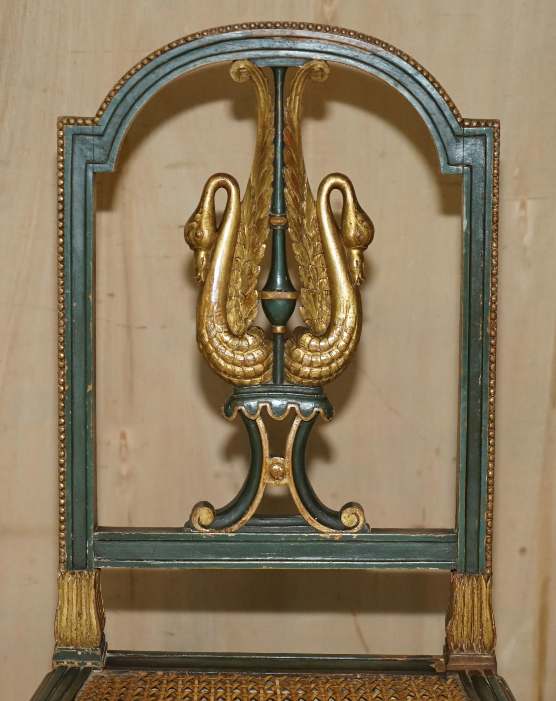 PAR ANTIGUO DE SILLAS LATERALES DEL IMPERIO WILLIAM KENT TALLADAS EN SWAN VERDE Y DORADO en venta 11