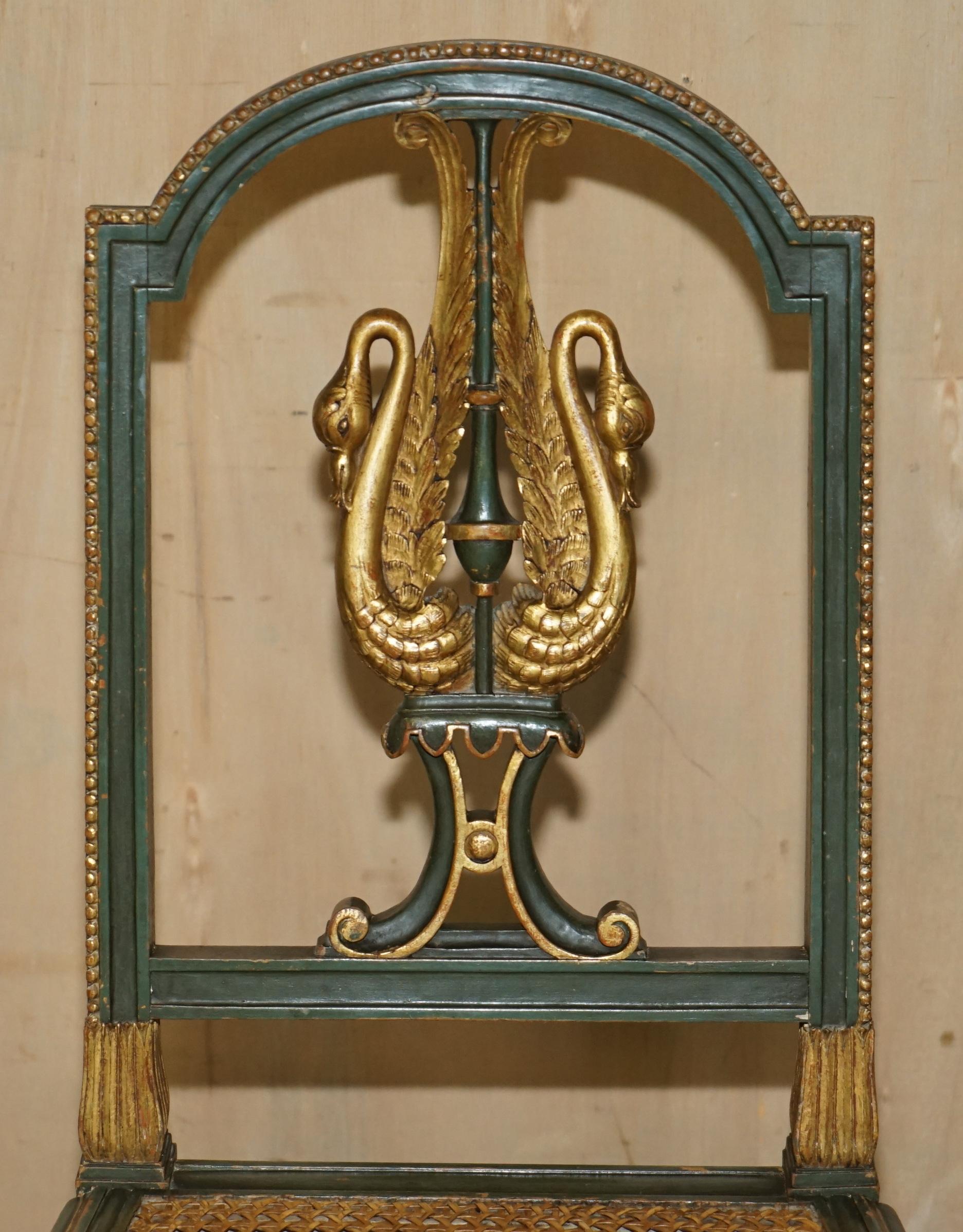 PAR ANTIGUO DE SILLAS LATERALES DEL IMPERIO WILLIAM KENT TALLADAS EN SWAN VERDE Y DORADO Hecho a mano en venta