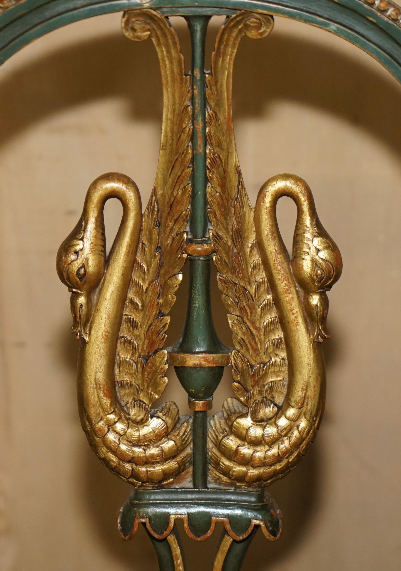 PAR ANTIGUO DE SILLAS LATERALES DEL IMPERIO WILLIAM KENT TALLADAS EN SWAN VERDE Y DORADO en Bastante bueno estado para la venta en West Sussex, Pulborough