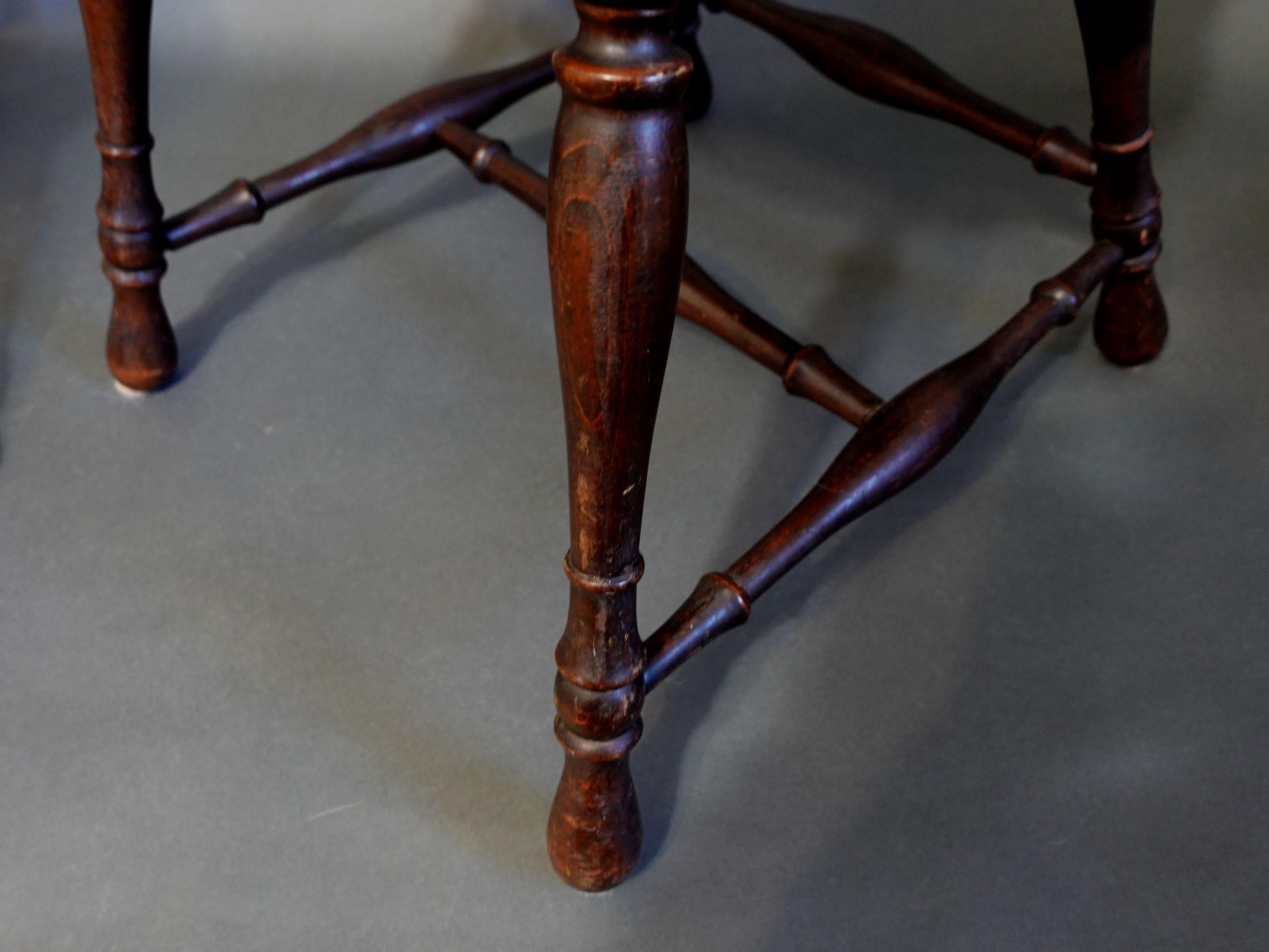 Wood Antique Pair of Windsor Bow-Brace Back Side Chairs with Decorative Splat, 19th C For Sale