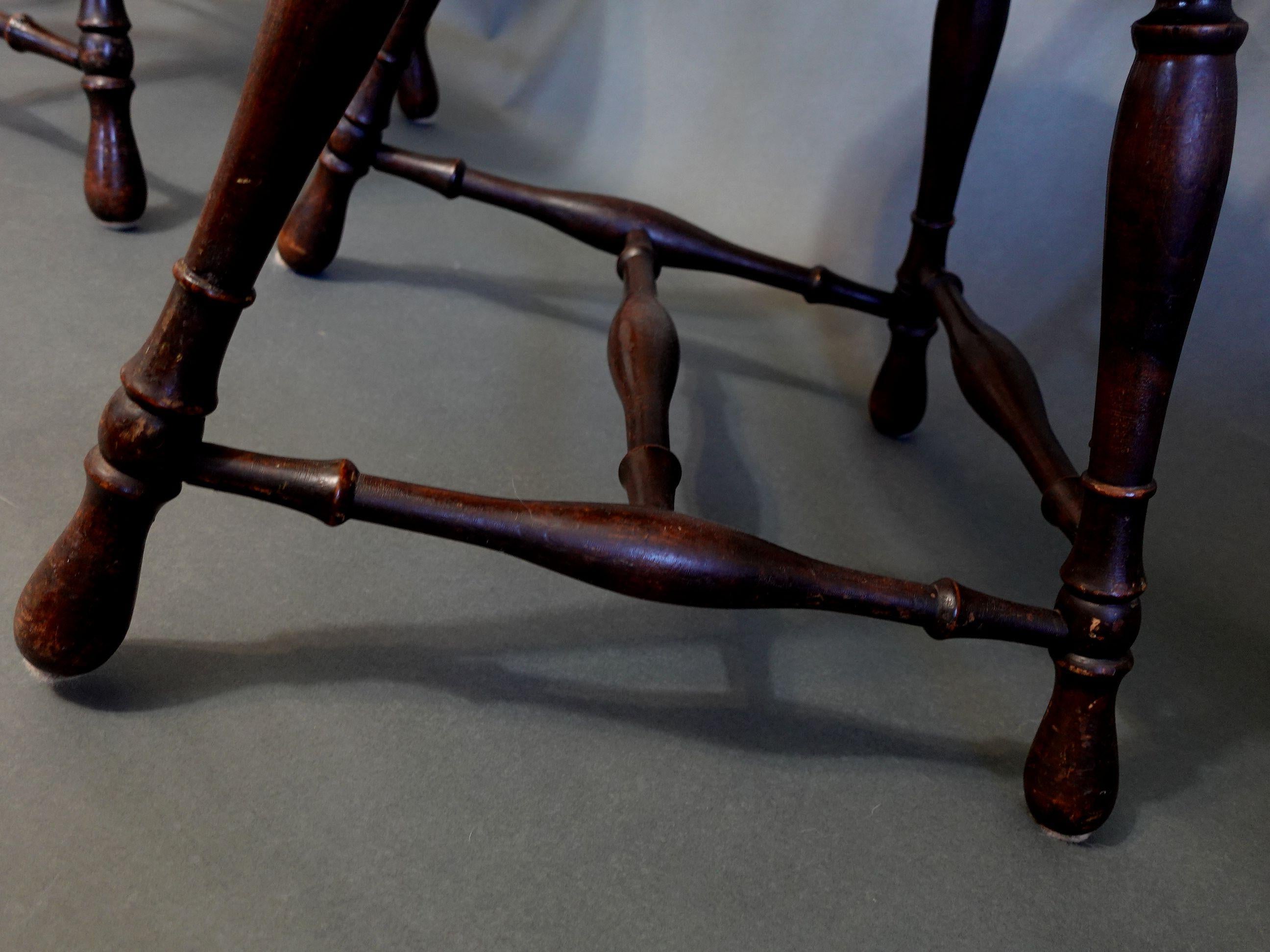 Antique Pair of Windsor Bow-Brace Back Side Chairs with Decorative Splat, 19th C For Sale 1