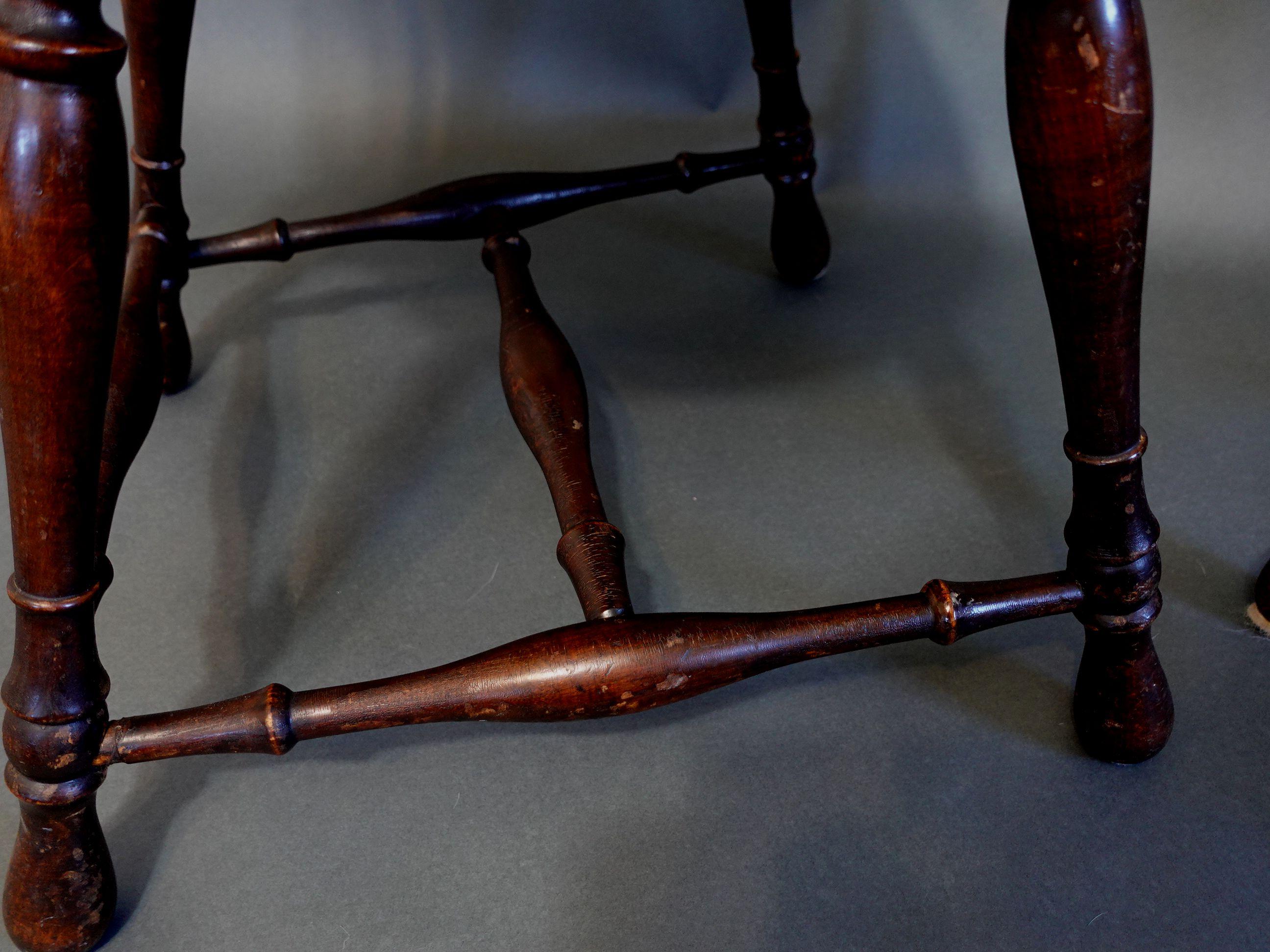 Paire d'anciennes chaises d'appoint Windsor à dossier en laiton et nœud papillon avec plaque décorative, 19ème siècle en vente 5