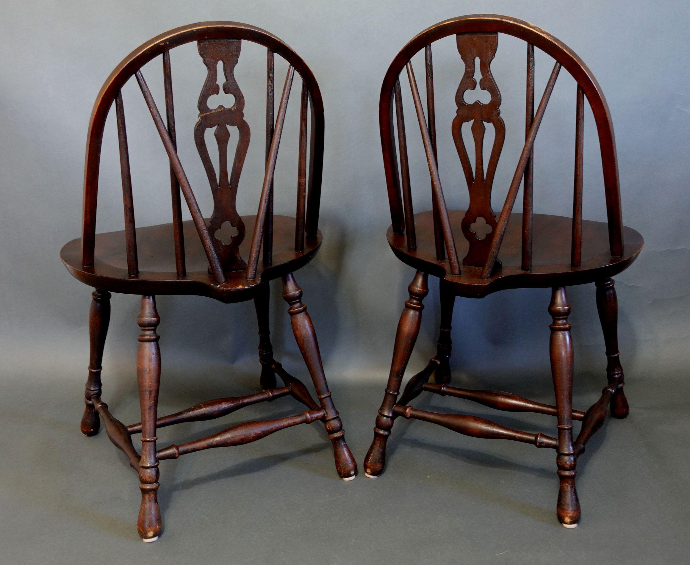 Antique Pair of Windsor Bow-Brace Back Side Chairs with Decorative Splat, 19th C For Sale 3