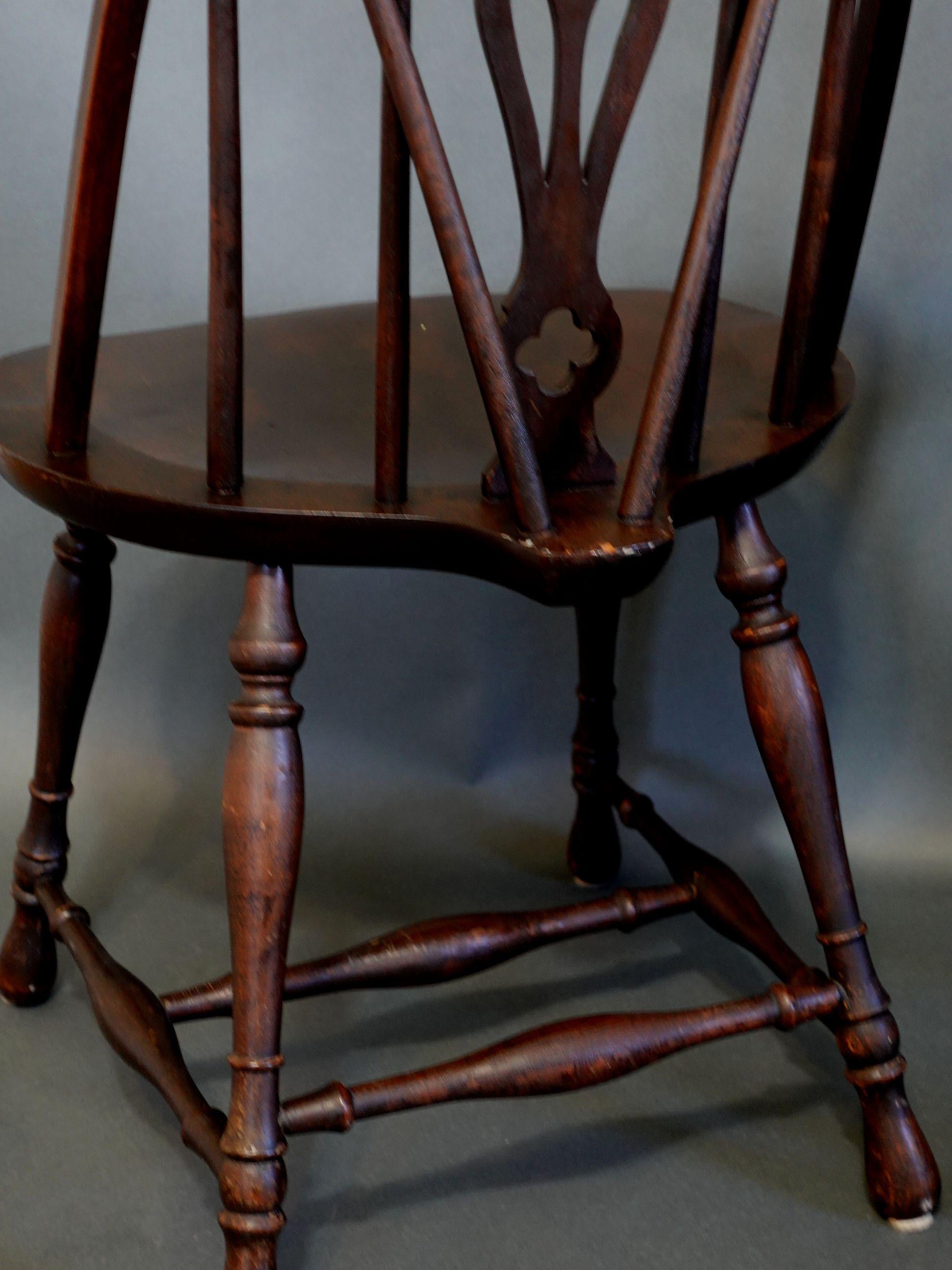 Antique Pair of Windsor Bow-Brace Back Side Chairs with Decorative Splat, 19th C For Sale 4