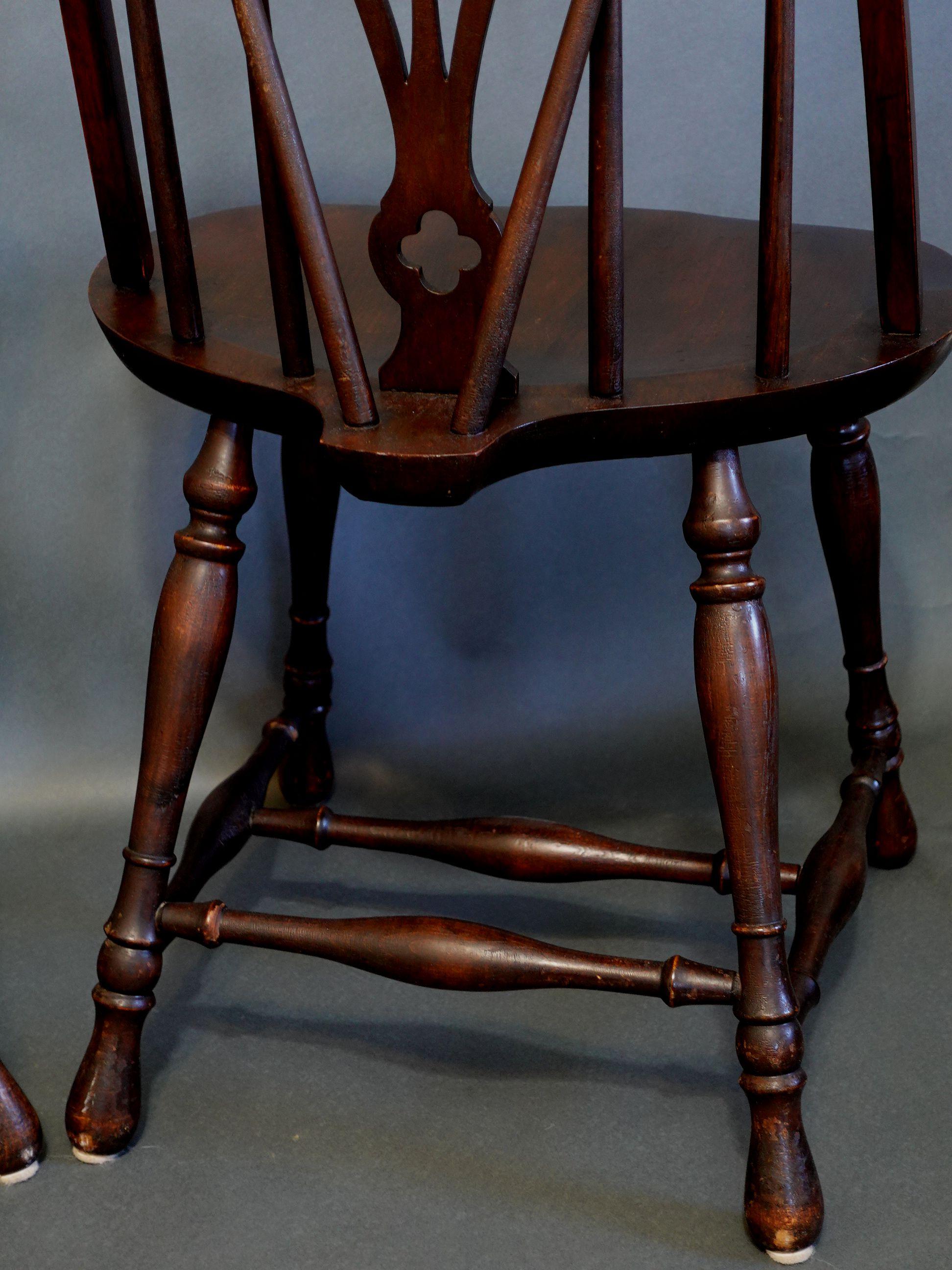 Antique Pair of Windsor Bow-Brace Back Side Chairs with Decorative Splat, 19th C For Sale 5