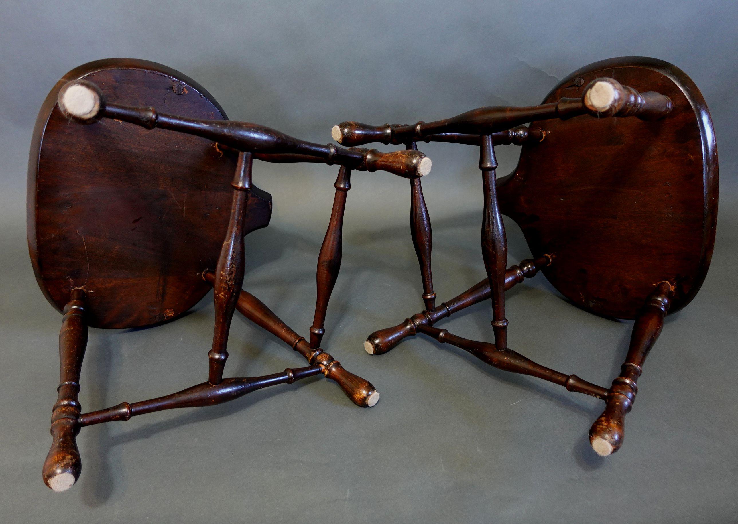 Antique Pair of Windsor Bow-Brace Back Side Chairs with Decorative Splat, 19th C For Sale 7