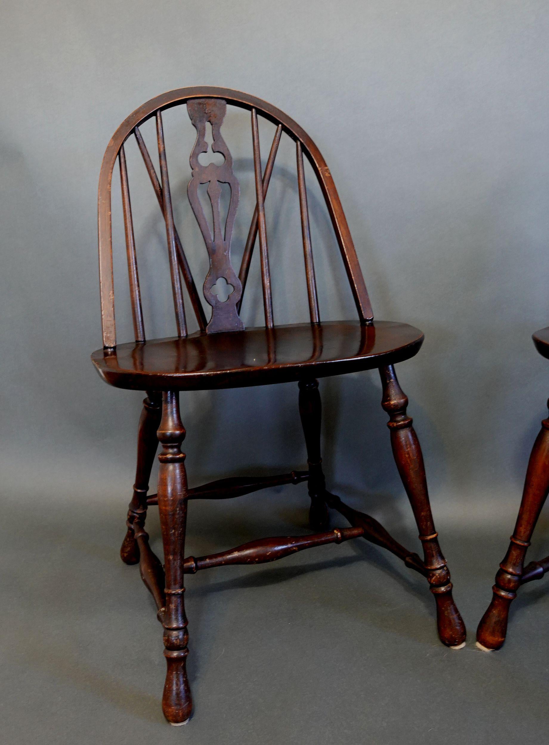 Nord-américain Paire d'anciennes chaises d'appoint Windsor à dossier en laiton et nœud papillon avec plaque décorative, 19ème siècle en vente