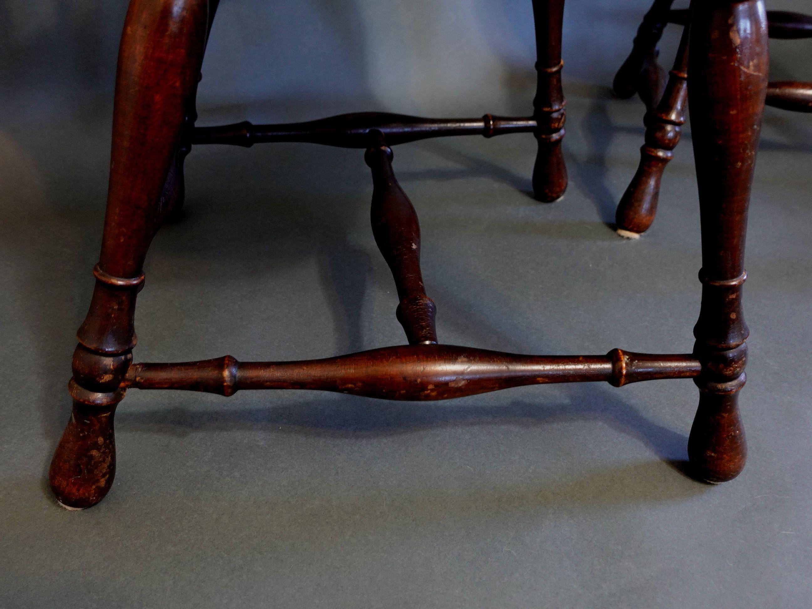 North American Antique Pair of Windsor Bow-Brace Back Side Chairs with Decorative Splat, 19th C For Sale