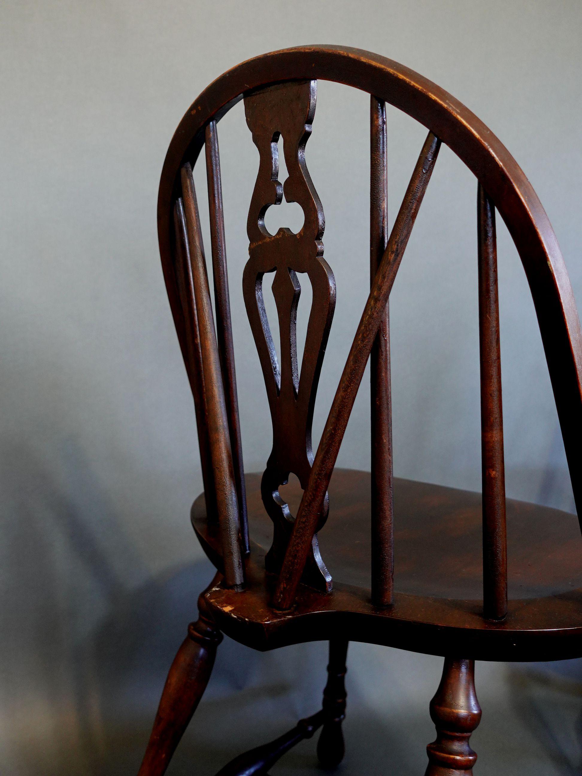Hand-Carved Antique Pair of Windsor Bow-Brace Back Side Chairs with Decorative Splat, 19th C For Sale