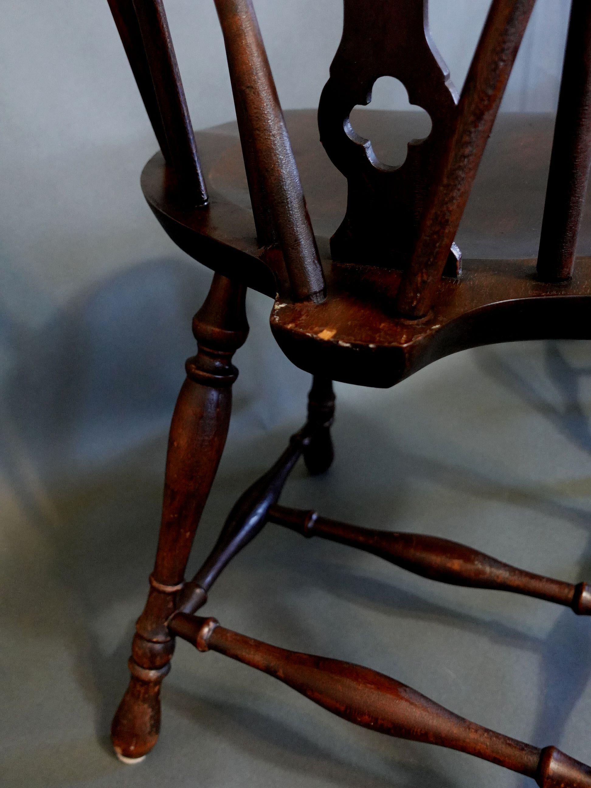 Antique Pair of Windsor Bow-Brace Back Side Chairs with Decorative Splat, 19th C In Good Condition For Sale In Norton, MA